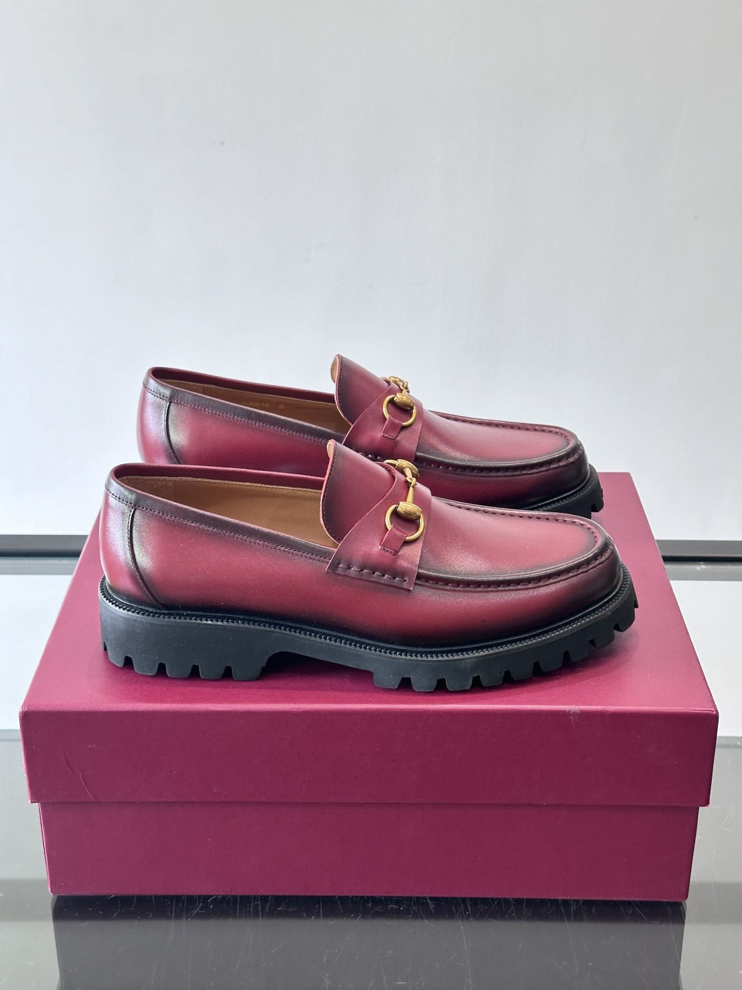 Gucci复古男士乐福鞋，采用牛皮面材质，质感细腻，英伦学院风满满。5cm厚底设计，静音又舒适，通勤日常