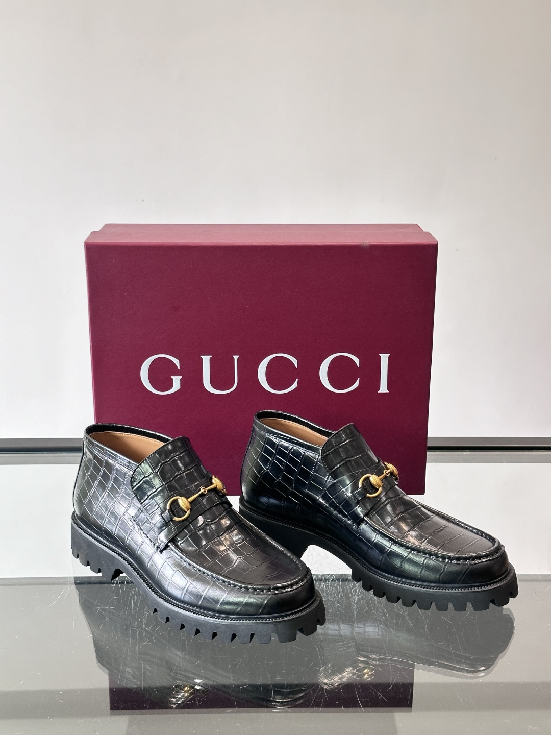 Gucc*乐福鞋选用优质牛🐮皮，鞋面光滑有质感，搭配金属环扣，复古又精致✨。厚底防滑设计，日常通勤或户外