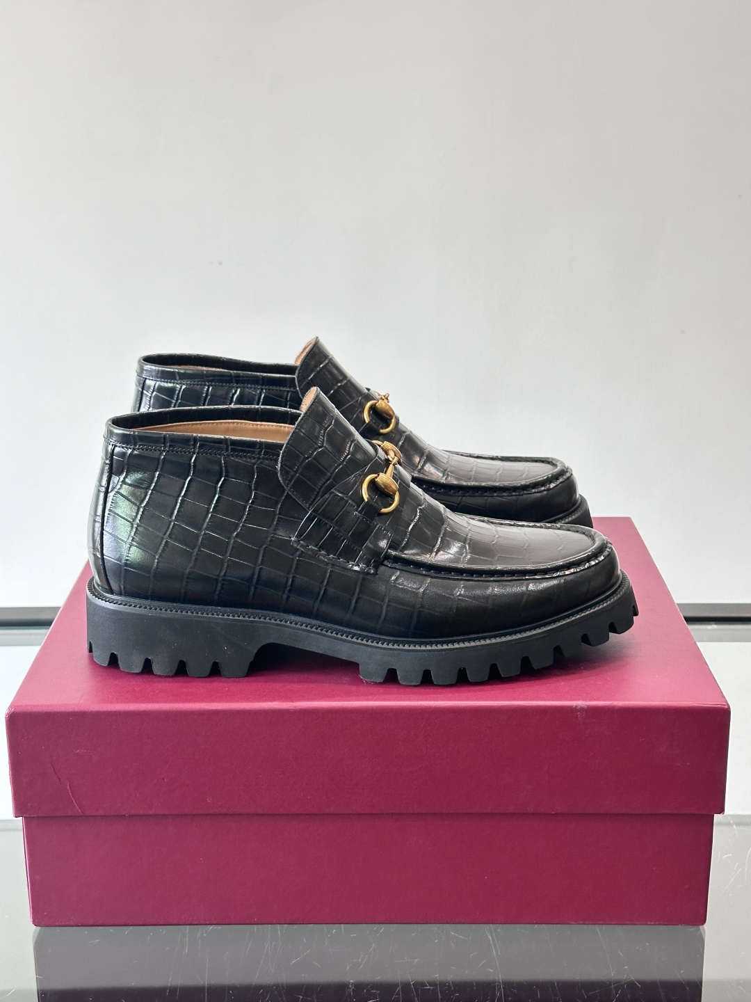 Gucc*乐福鞋选用优质牛🐮皮，鞋面光滑有质感，搭配金属环扣，复古又精致✨。厚底防滑设计，日常通勤或户外