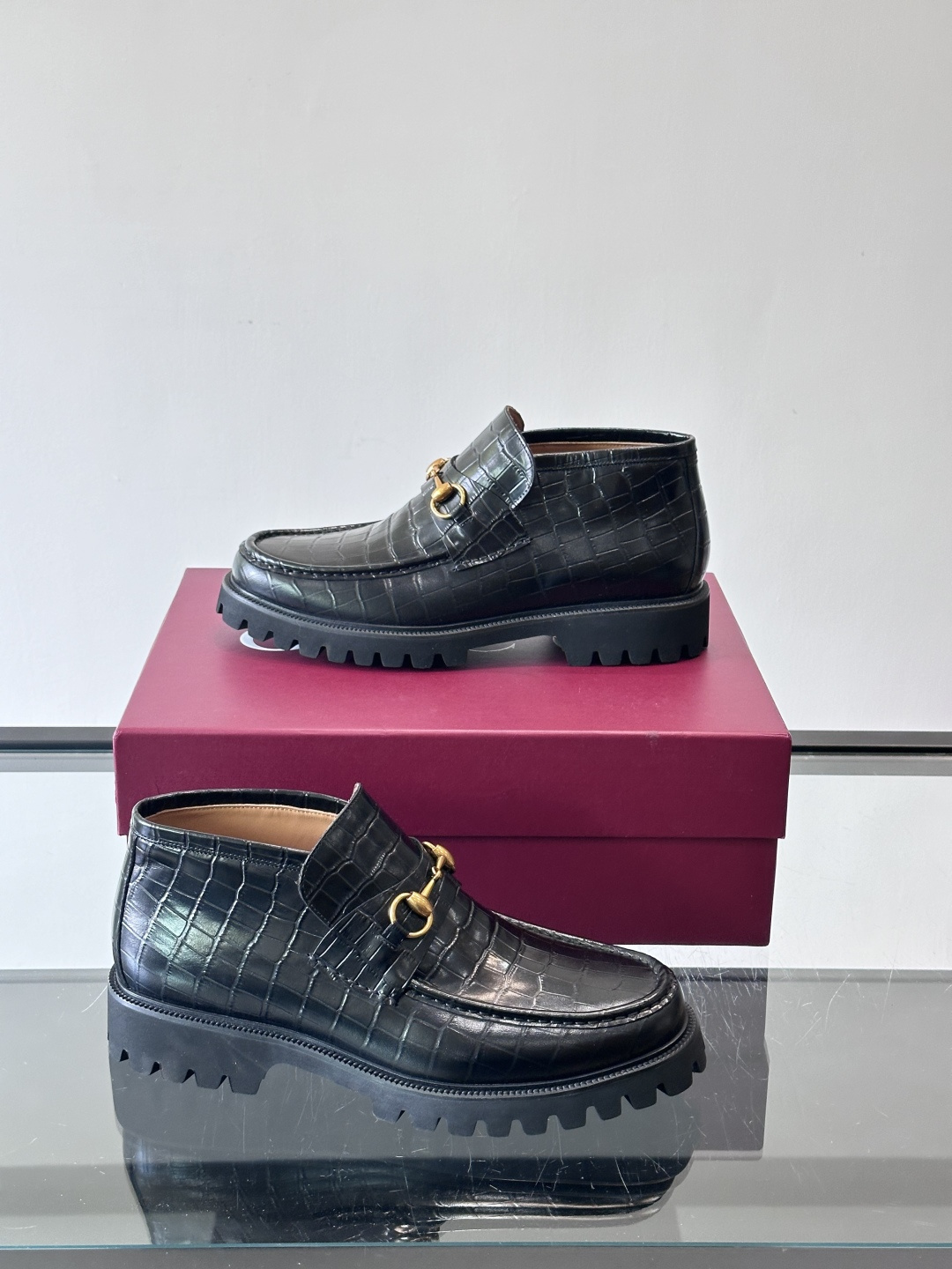 Gucc*乐福鞋选用优质牛🐮皮，鞋面光滑有质感，搭配金属环扣，复古又精致✨。厚底防滑设计，日常通勤或户外