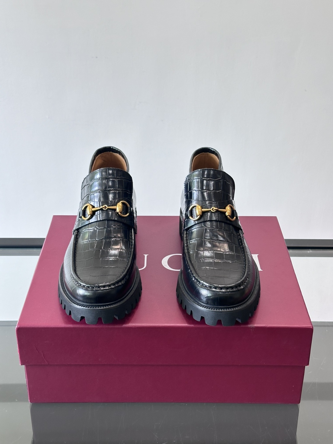 Gucc*乐福鞋选用优质牛🐮皮，鞋面光滑有质感，搭配金属环扣，复古又精致✨。厚底防滑设计，日常通勤或户外