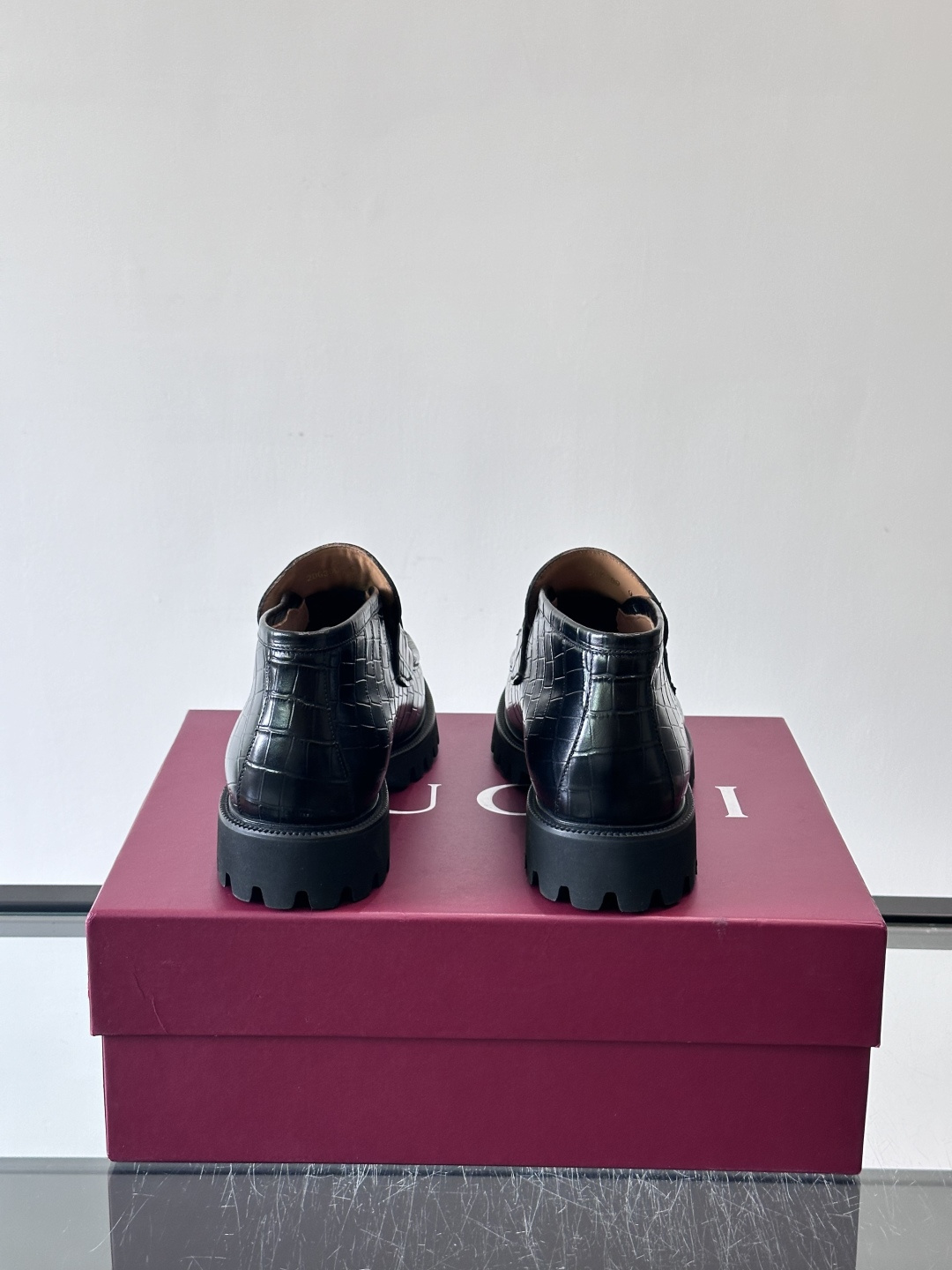 Gucc*乐福鞋选用优质牛🐮皮，鞋面光滑有质感，搭配金属环扣，复古又精致✨。厚底防滑设计，日常通勤或户外