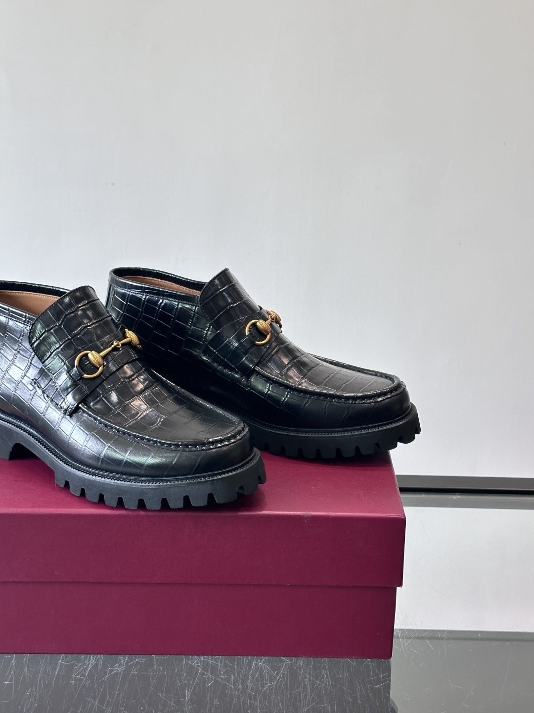 Gucc*乐福鞋选用优质牛🐮皮，鞋面光滑有质感，搭配金属环扣，复古又精致✨。厚底防滑设计，日常通勤或户外