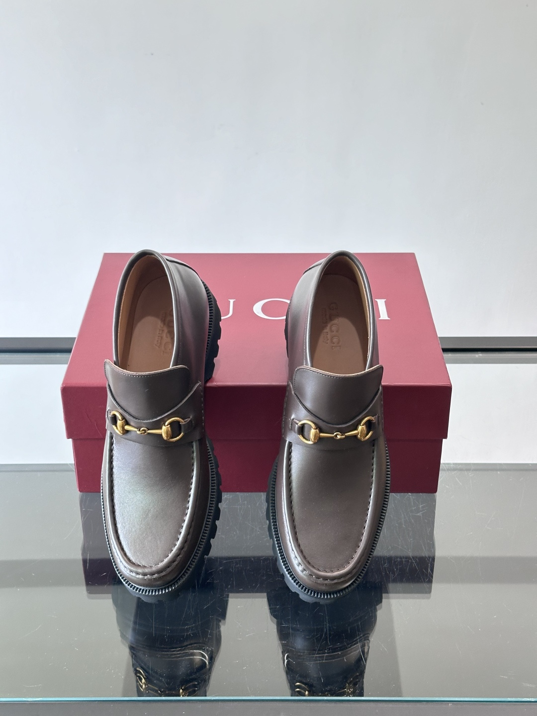 Gucc*乐福鞋选用优质牛🐮皮，鞋面光滑有质感，搭配金属环扣，复古又精致✨。厚底防滑设计，日常通勤或户外