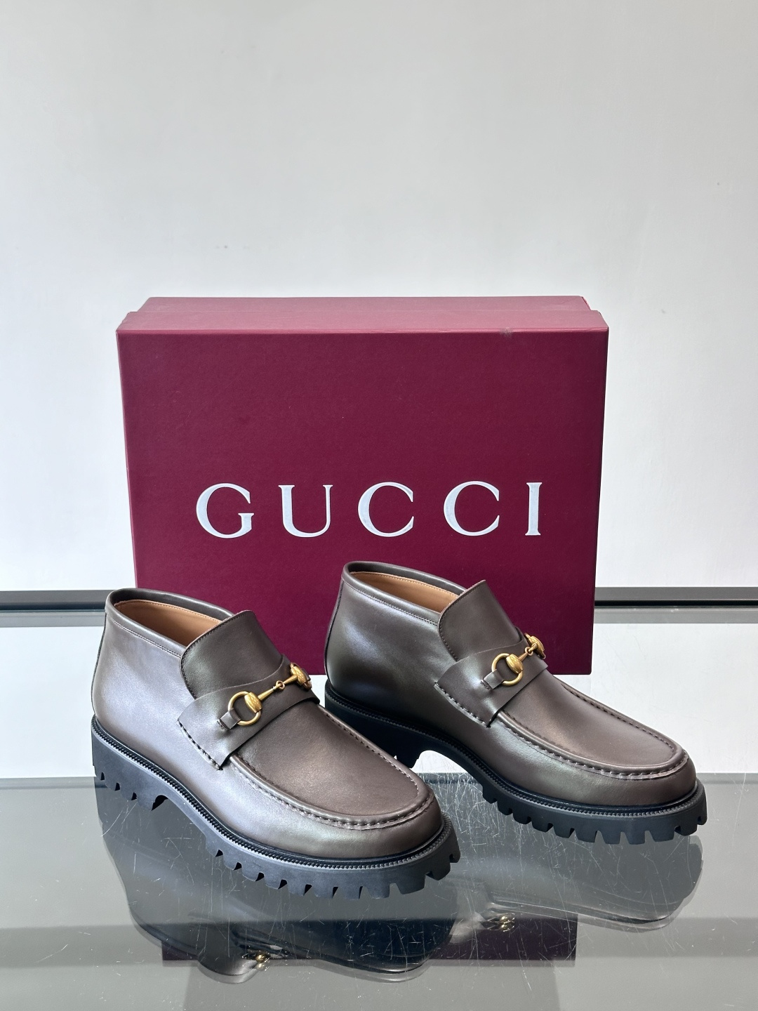 Gucc*乐福鞋选用优质牛🐮皮，鞋面光滑有质感，搭配金属环扣，复古又精致✨。厚底防滑设计，日常通勤或户外