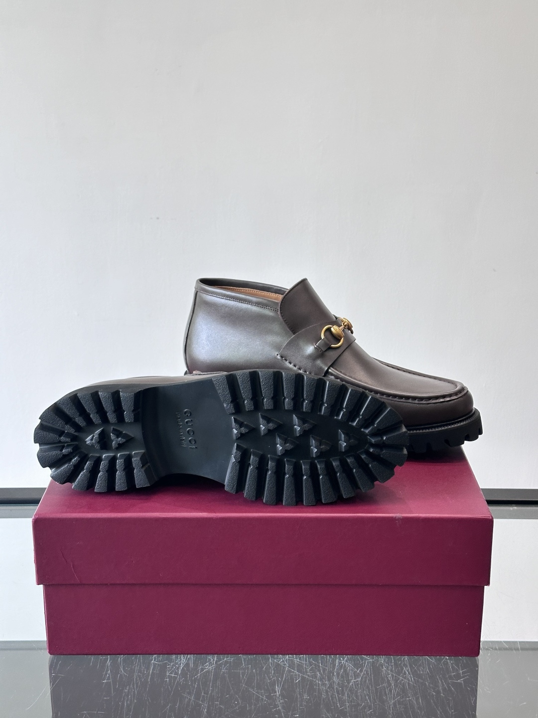 Gucc*乐福鞋选用优质牛🐮皮，鞋面光滑有质感，搭配金属环扣，复古又精致✨。厚底防滑设计，日常通勤或户外