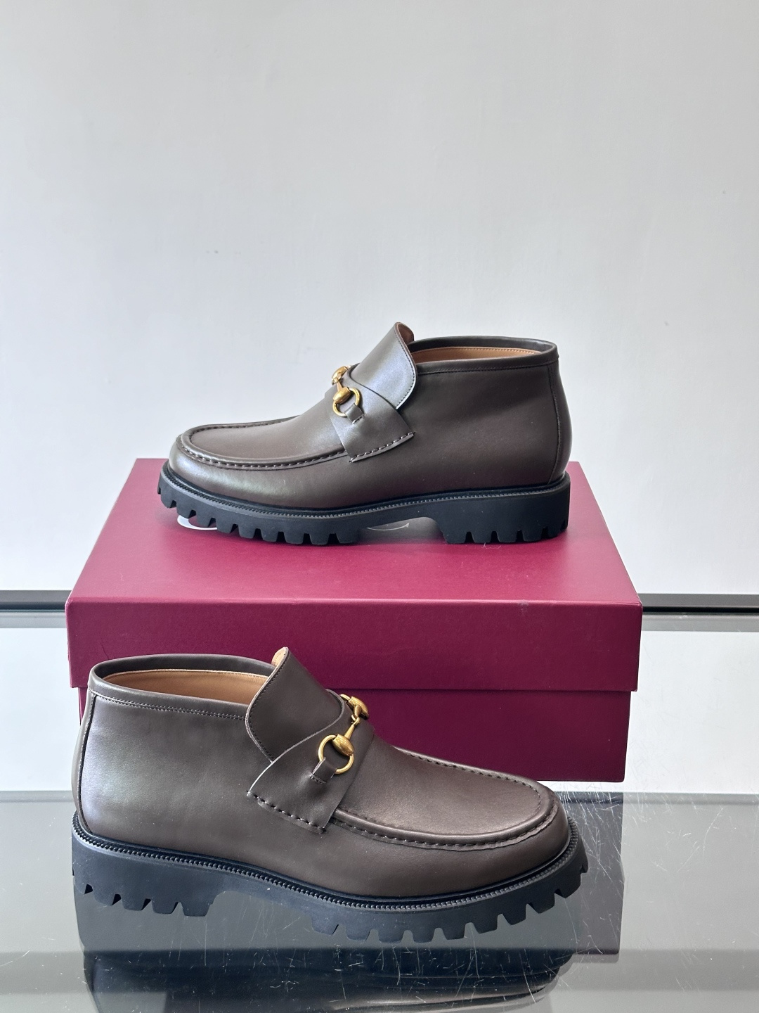 Gucc*乐福鞋选用优质牛🐮皮，鞋面光滑有质感，搭配金属环扣，复古又精致✨。厚底防滑设计，日常通勤或户外