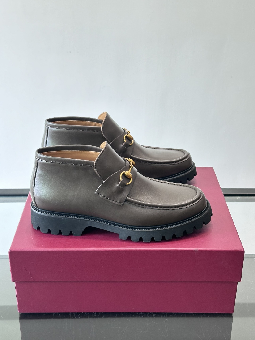 Gucc*乐福鞋选用优质牛🐮皮，鞋面光滑有质感，搭配金属环扣，复古又精致✨。厚底防滑设计，日常通勤或户外