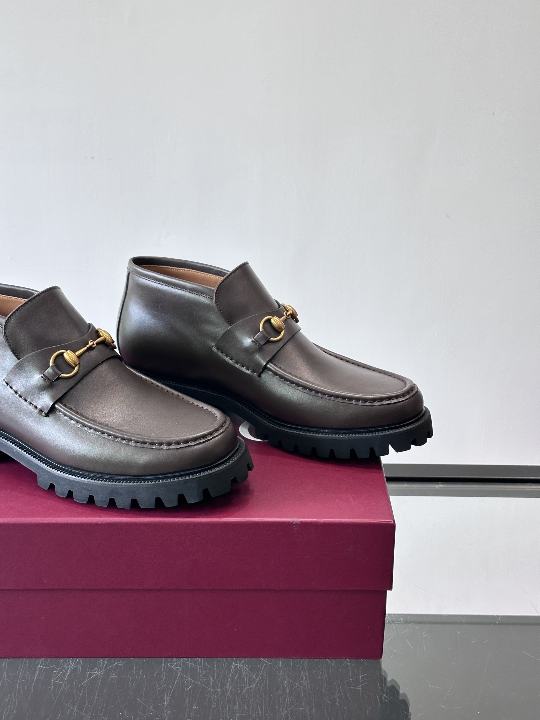 Gucc*乐福鞋选用优质牛🐮皮，鞋面光滑有质感，搭配金属环扣，复古又精致✨。厚底防滑设计，日常通勤或户外