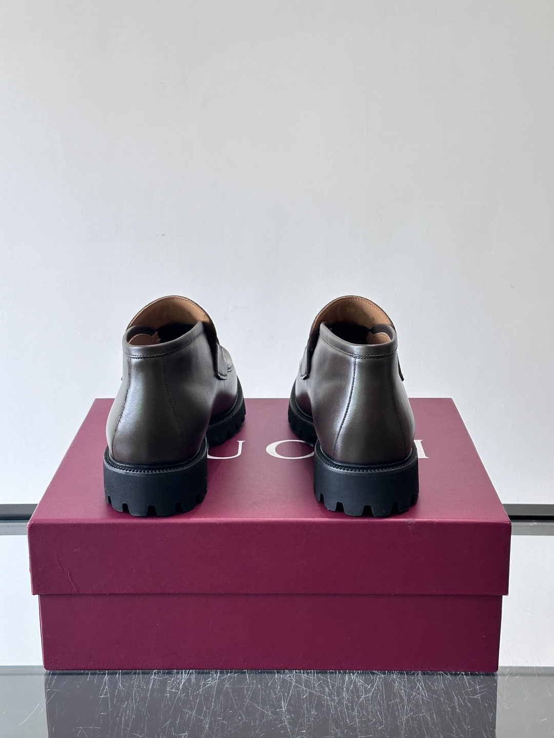 Gucc*乐福鞋选用优质牛🐮皮，鞋面光滑有质感，搭配金属环扣，复古又精致✨。厚底防滑设计，日常通勤或户外