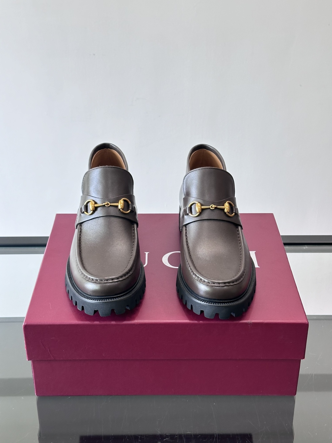 Gucc*乐福鞋选用优质牛🐮皮，鞋面光滑有质感，搭配金属环扣，复古又精致✨。厚底防滑设计，日常通勤或户外