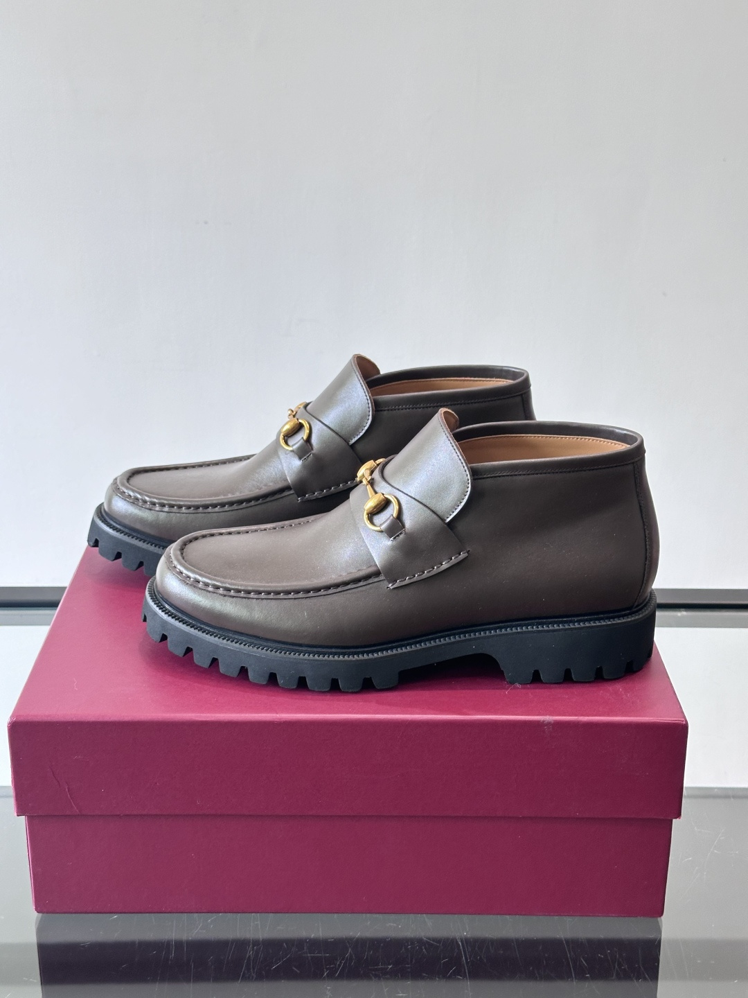 Gucc*乐福鞋选用优质牛🐮皮，鞋面光滑有质感，搭配金属环扣，复古又精致✨。厚底防滑设计，日常通勤或户外