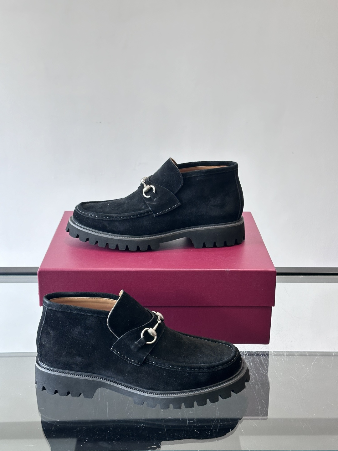 Gucc*乐福鞋选用优质牛🐮皮，鞋面光滑有质感，搭配金属环扣，复古又精致✨。厚底防滑设计，日常通勤或户外