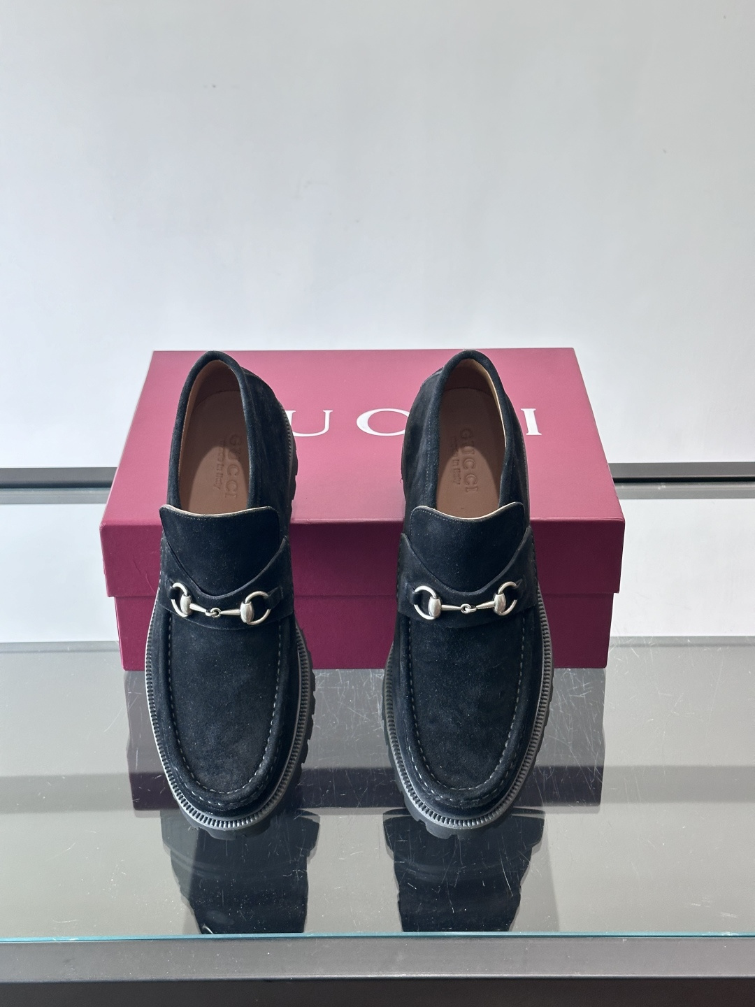 Gucc*乐福鞋选用优质牛🐮皮，鞋面光滑有质感，搭配金属环扣，复古又精致✨。厚底防滑设计，日常通勤或户外