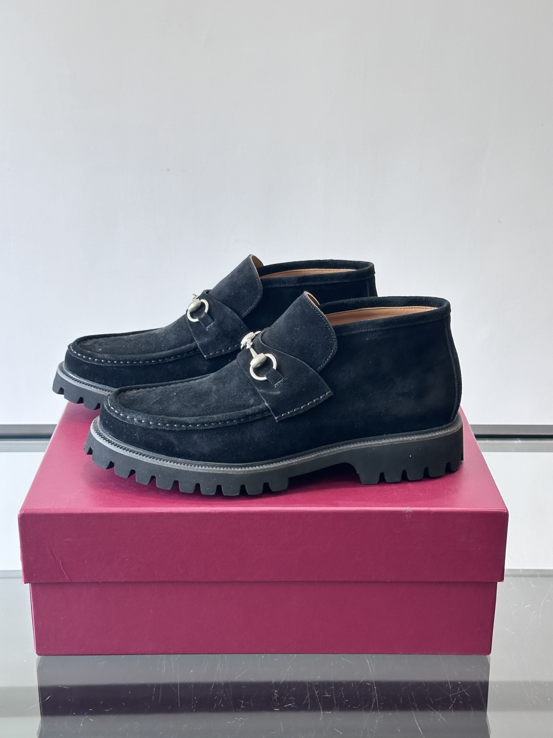 Gucc*乐福鞋选用优质牛🐮皮，鞋面光滑有质感，搭配金属环扣，复古又精致✨。厚底防滑设计，日常通勤或户外