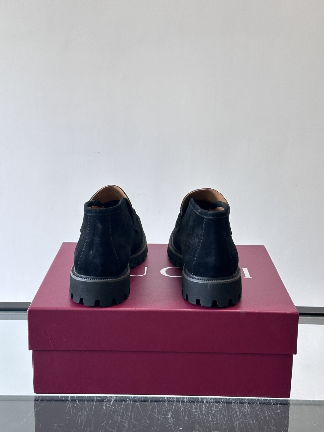 Gucc*乐福鞋选用优质牛🐮皮，鞋面光滑有质感，搭配金属环扣，复古又精致✨。厚底防滑设计，日常通勤或户外