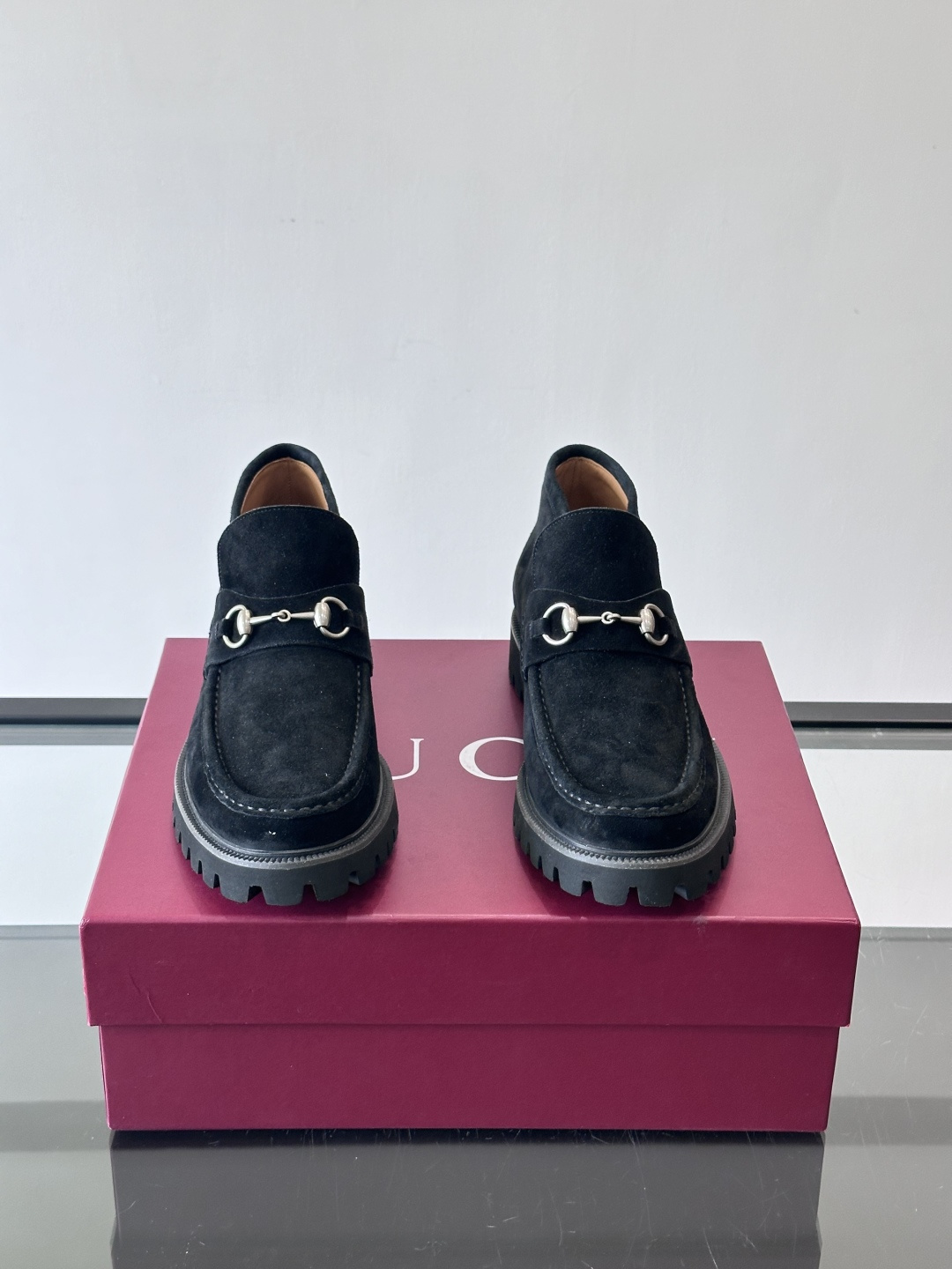 Gucc*乐福鞋选用优质牛🐮皮，鞋面光滑有质感，搭配金属环扣，复古又精致✨。厚底防滑设计，日常通勤或户外