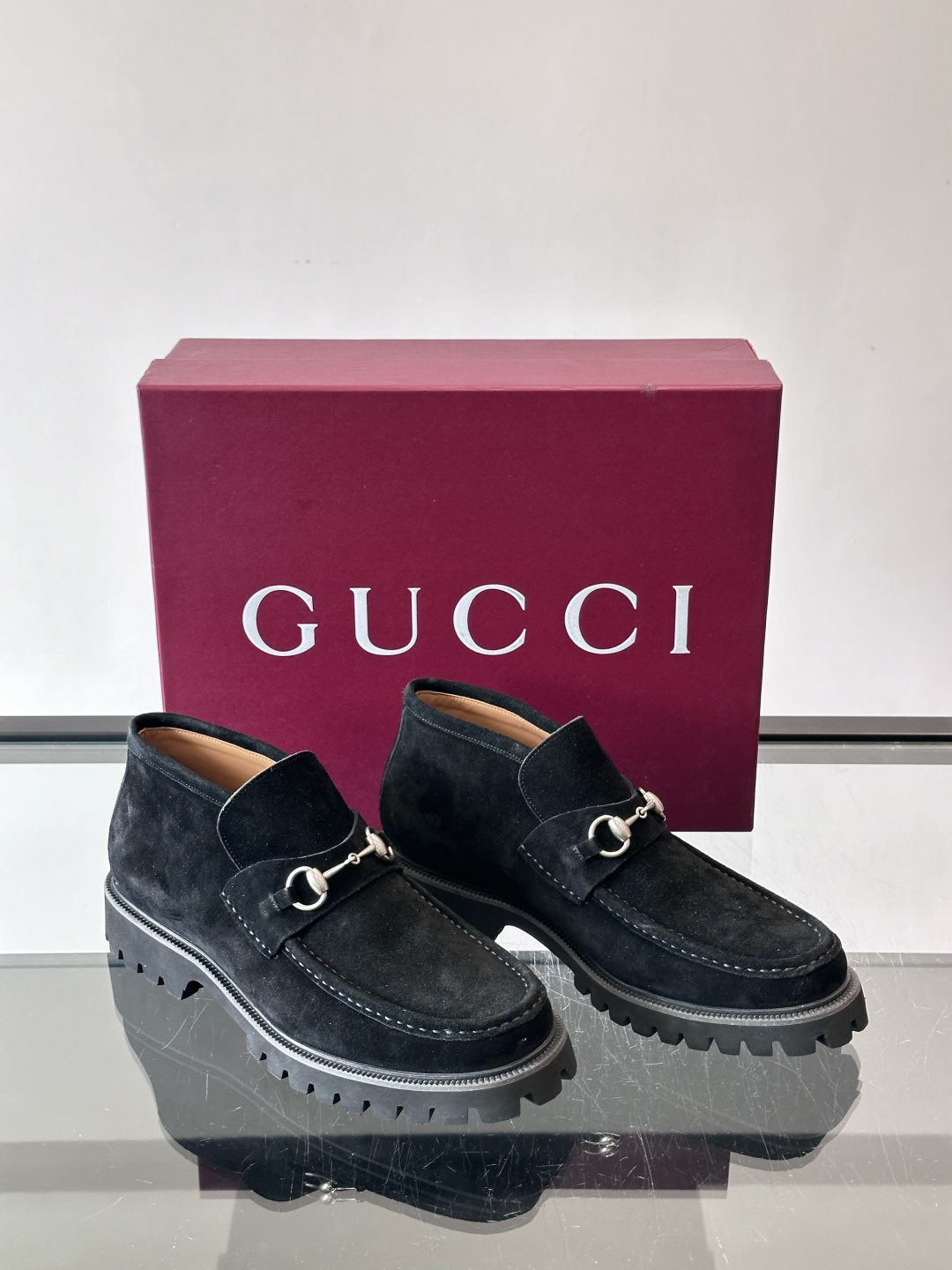 Gucc*乐福鞋选用优质牛🐮皮，鞋面光滑有质感，搭配金属环扣，复古又精致✨。厚底防滑设计，日常通勤或户外