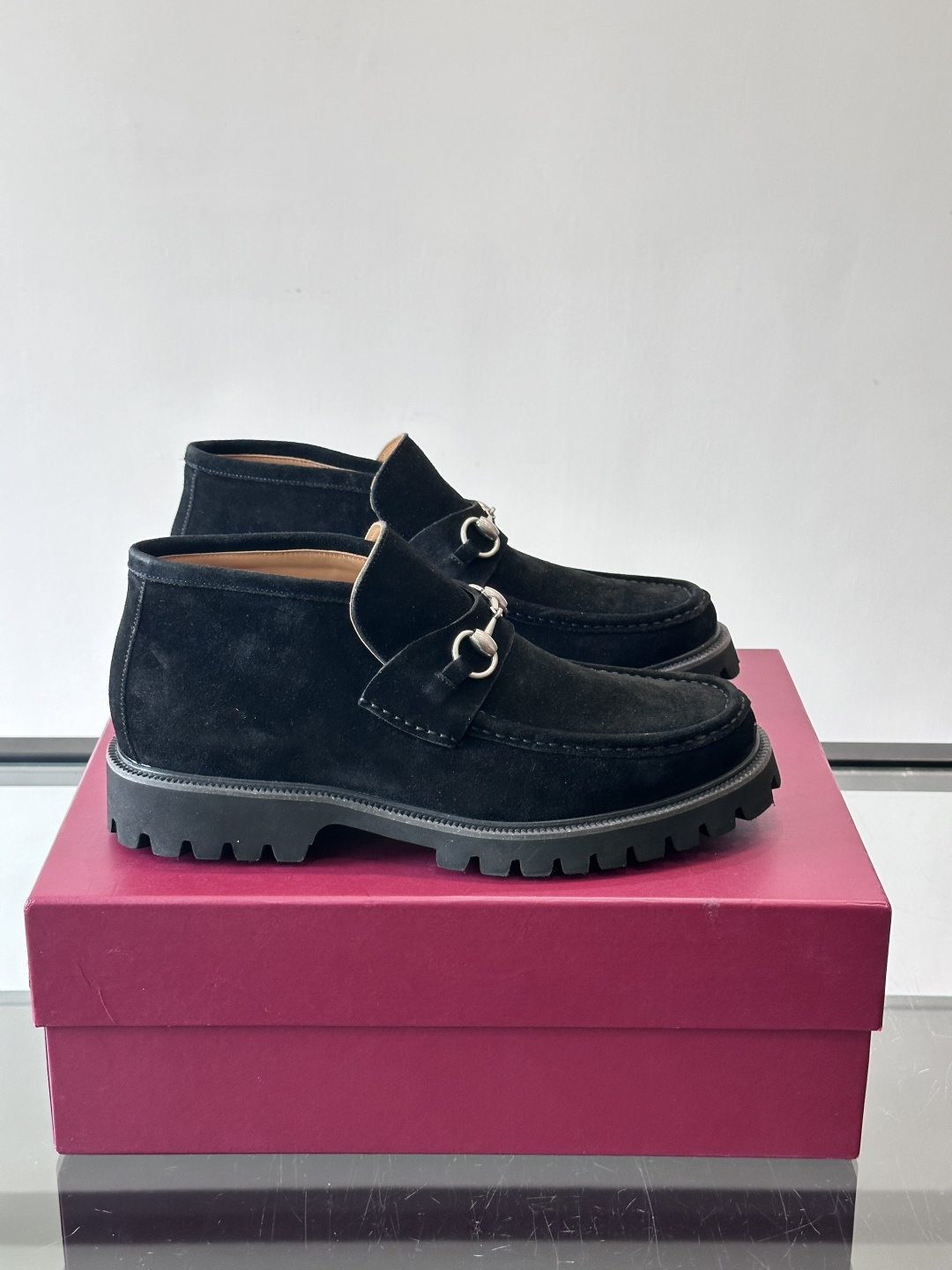 Gucc*乐福鞋选用优质牛🐮皮，鞋面光滑有质感，搭配金属环扣，复古又精致✨。厚底防滑设计，日常通勤或户外