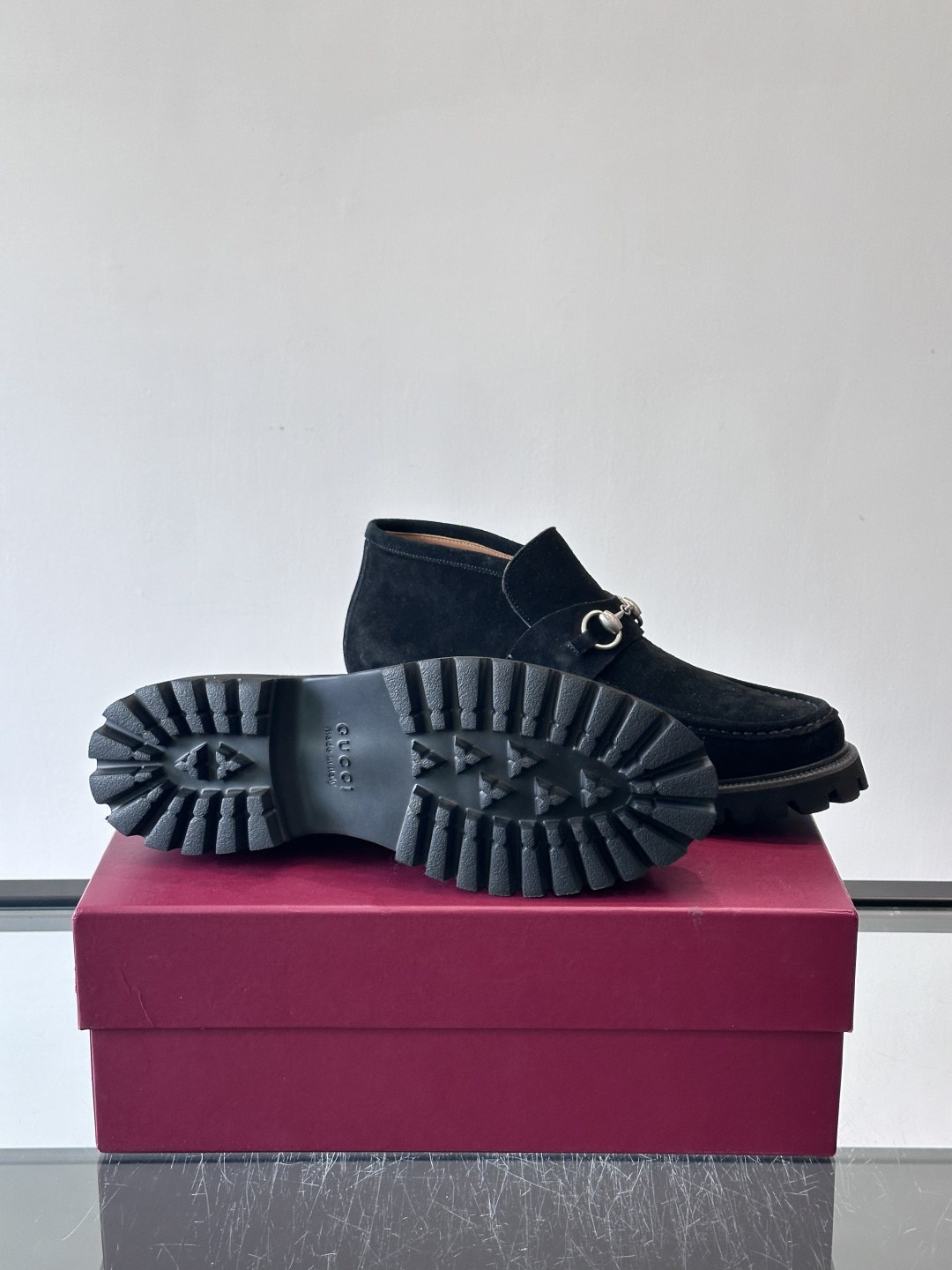 Gucc*乐福鞋选用优质牛🐮皮，鞋面光滑有质感，搭配金属环扣，复古又精致✨。厚底防滑设计，日常通勤或户外