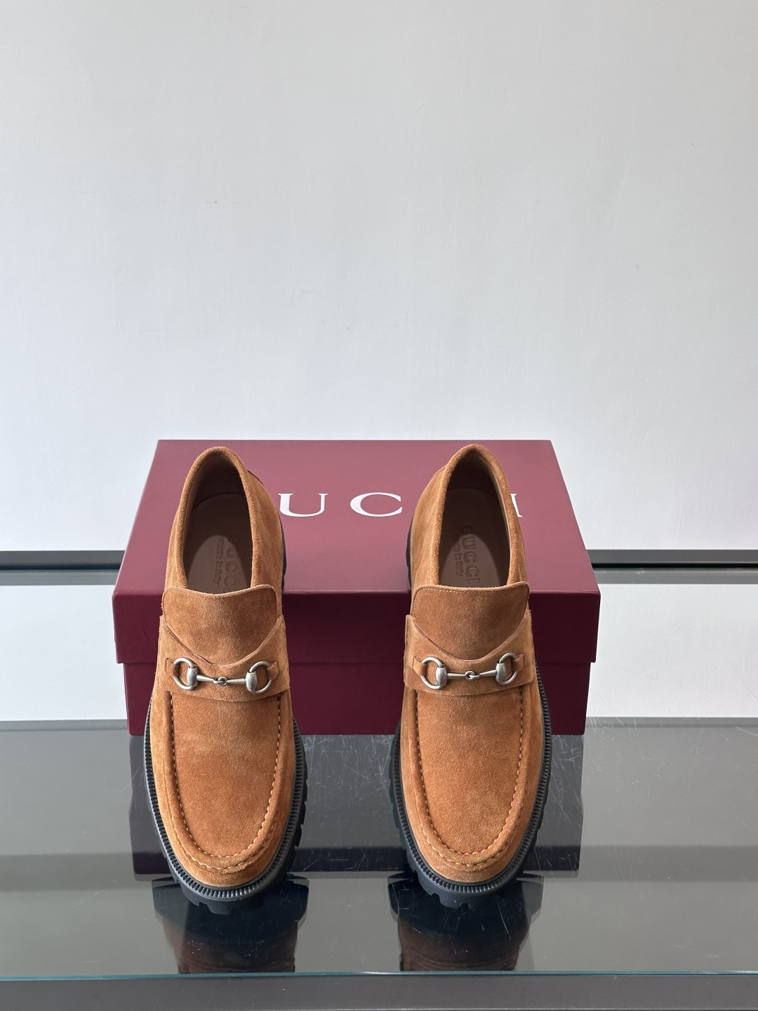 Gucc*乐福鞋选用优质牛🐮皮，鞋面光滑有质感，搭配金属环扣，复古又精致✨。厚底防滑设计，日常通勤或户外