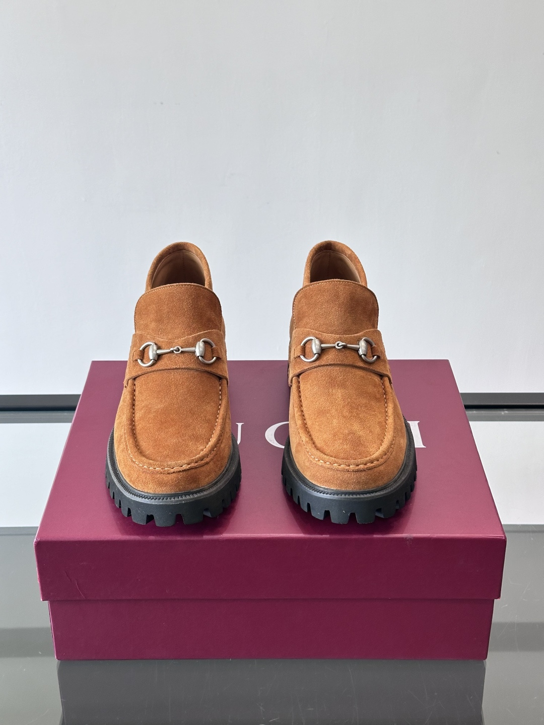 Gucc*乐福鞋选用优质牛🐮皮，鞋面光滑有质感，搭配金属环扣，复古又精致✨。厚底防滑设计，日常通勤或户外