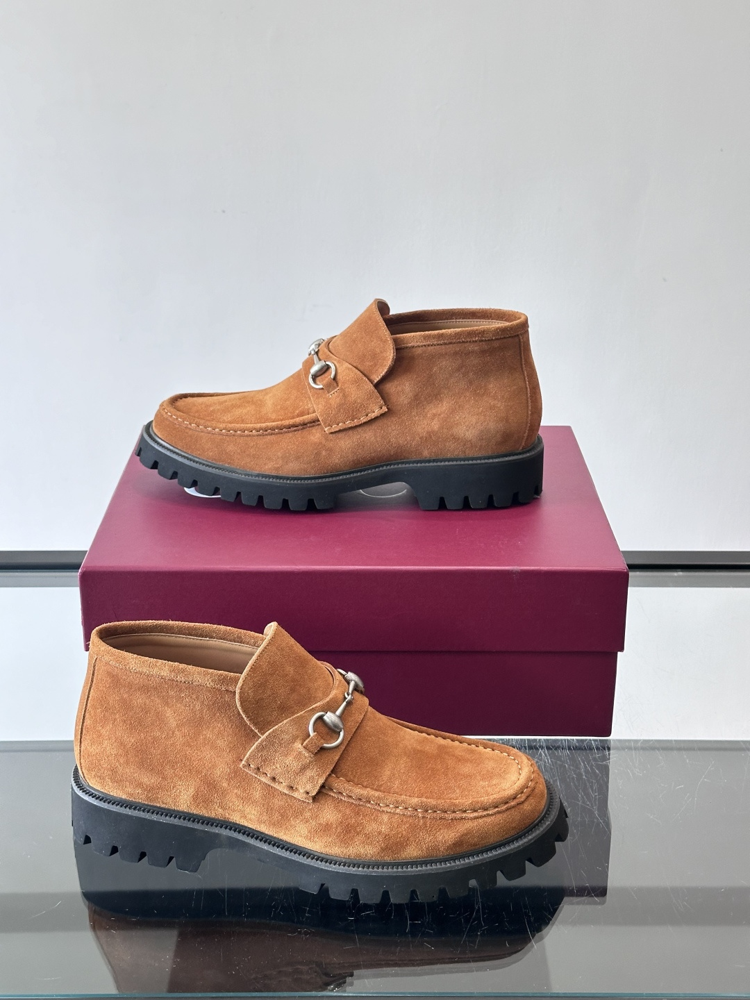 Gucc*乐福鞋选用优质牛🐮皮，鞋面光滑有质感，搭配金属环扣，复古又精致✨。厚底防滑设计，日常通勤或户外