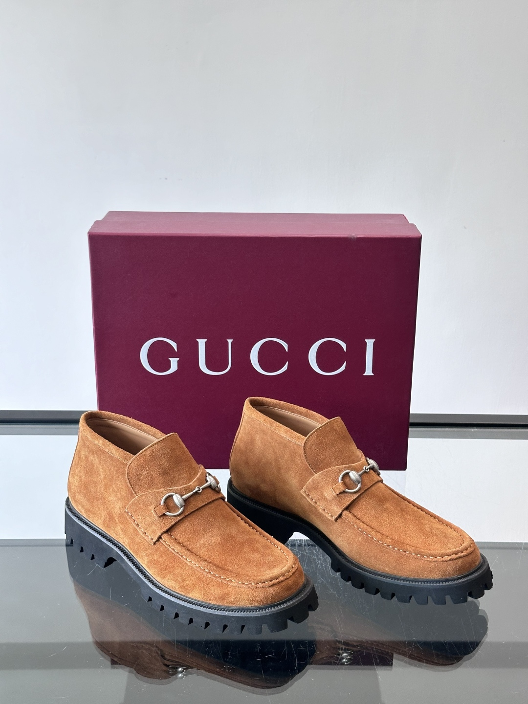 Gucc*乐福鞋选用优质牛🐮皮，鞋面光滑有质感，搭配金属环扣，复古又精致✨。厚底防滑设计，日常通勤或户外