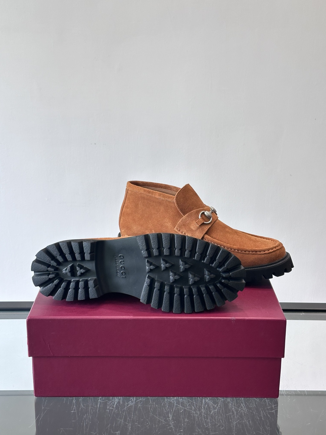 Gucc*乐福鞋选用优质牛🐮皮，鞋面光滑有质感，搭配金属环扣，复古又精致✨。厚底防滑设计，日常通勤或户外