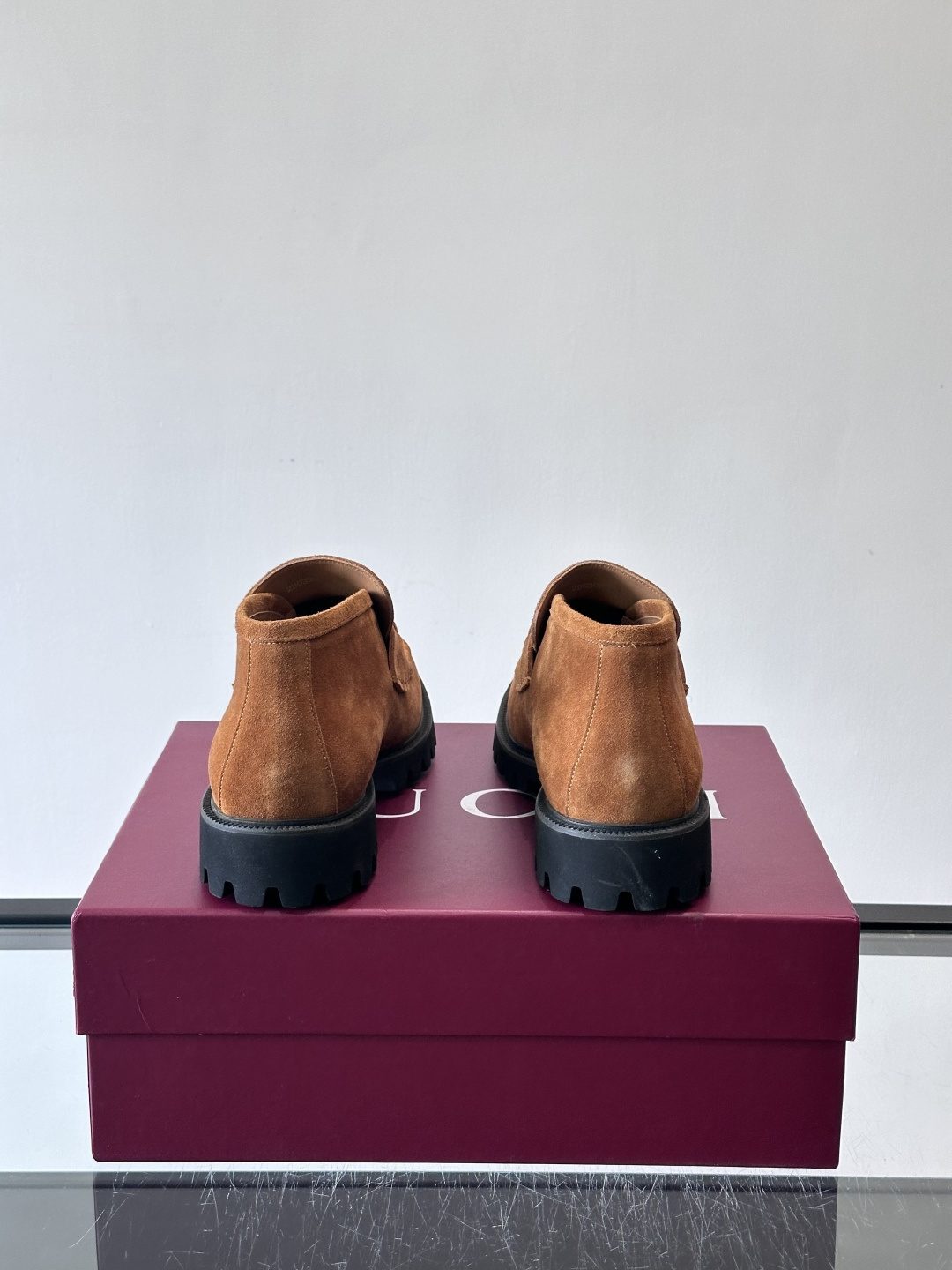 Gucc*乐福鞋选用优质牛🐮皮，鞋面光滑有质感，搭配金属环扣，复古又精致✨。厚底防滑设计，日常通勤或户外