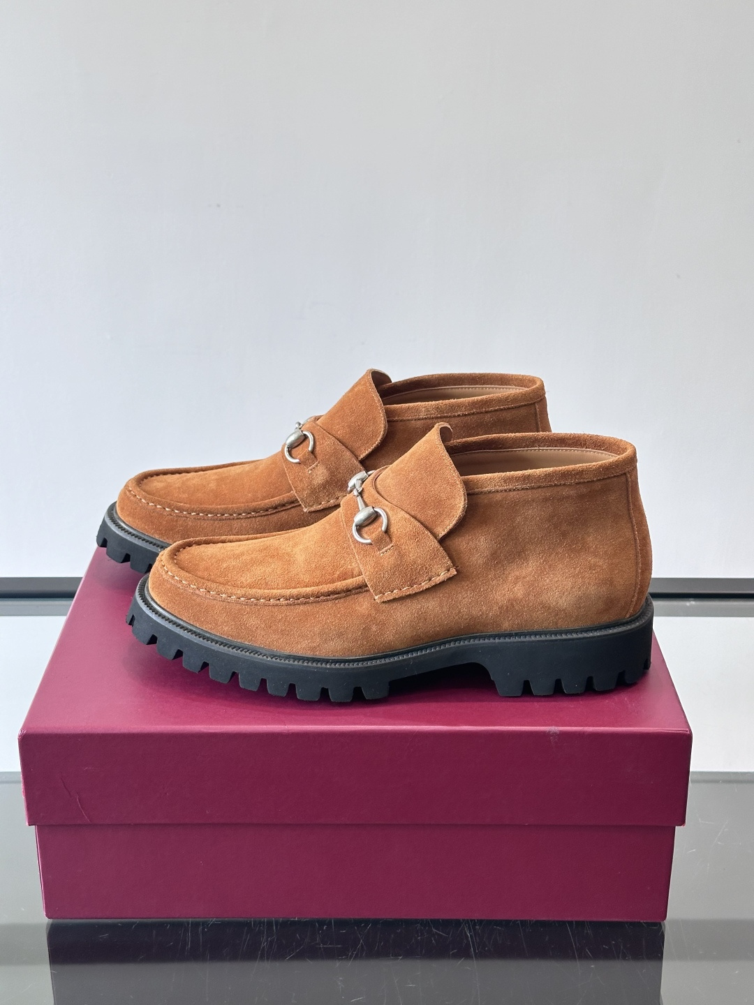 Gucc*乐福鞋选用优质牛🐮皮，鞋面光滑有质感，搭配金属环扣，复古又精致✨。厚底防滑设计，日常通勤或户外