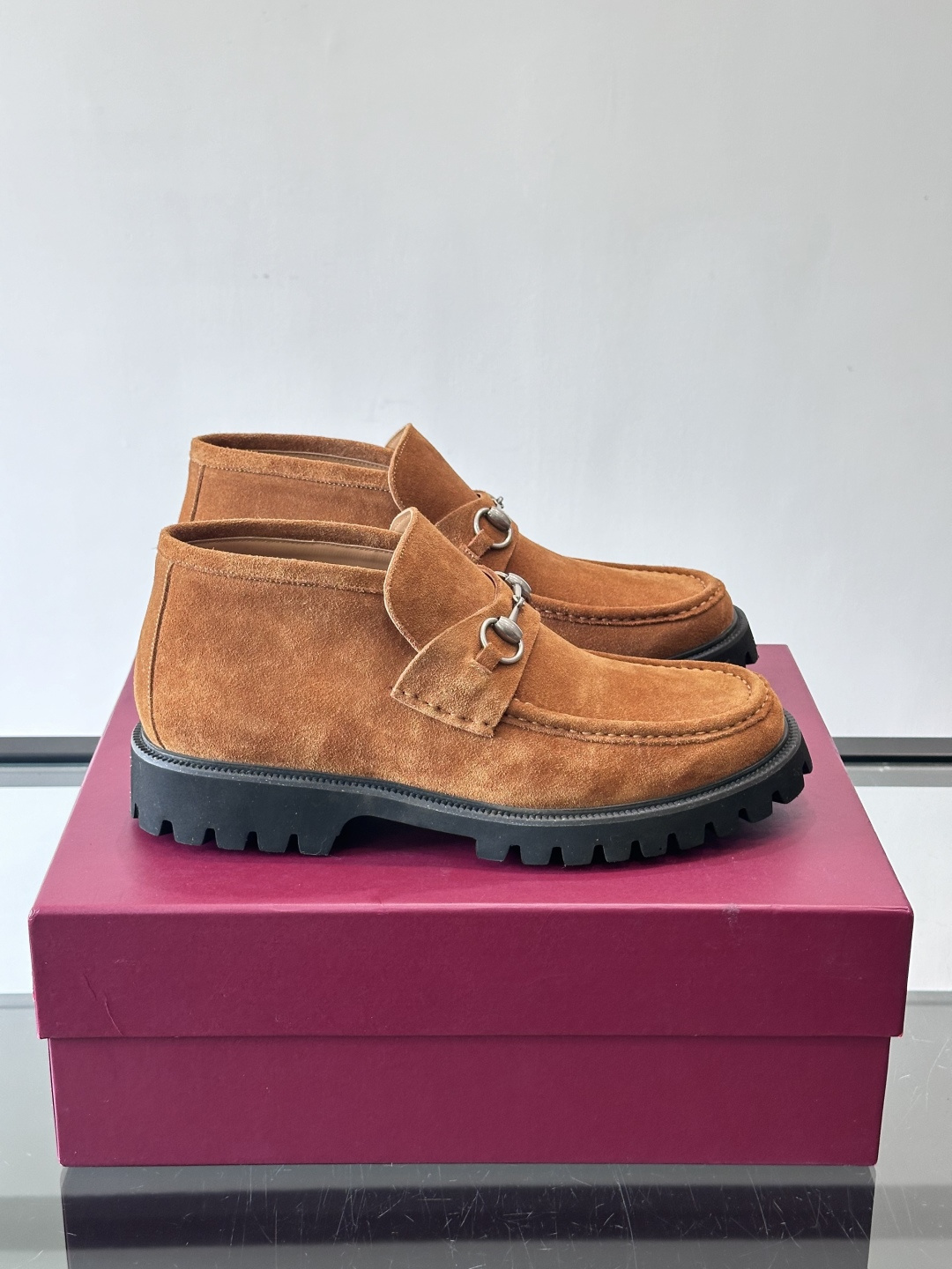 Gucc*乐福鞋选用优质牛🐮皮，鞋面光滑有质感，搭配金属环扣，复古又精致✨。厚底防滑设计，日常通勤或户外