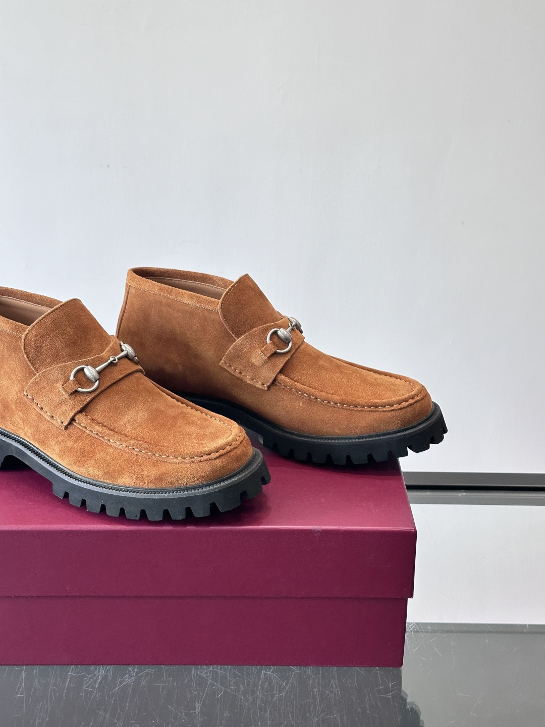 Gucc*乐福鞋选用优质牛🐮皮，鞋面光滑有质感，搭配金属环扣，复古又精致✨。厚底防滑设计，日常通勤或户外