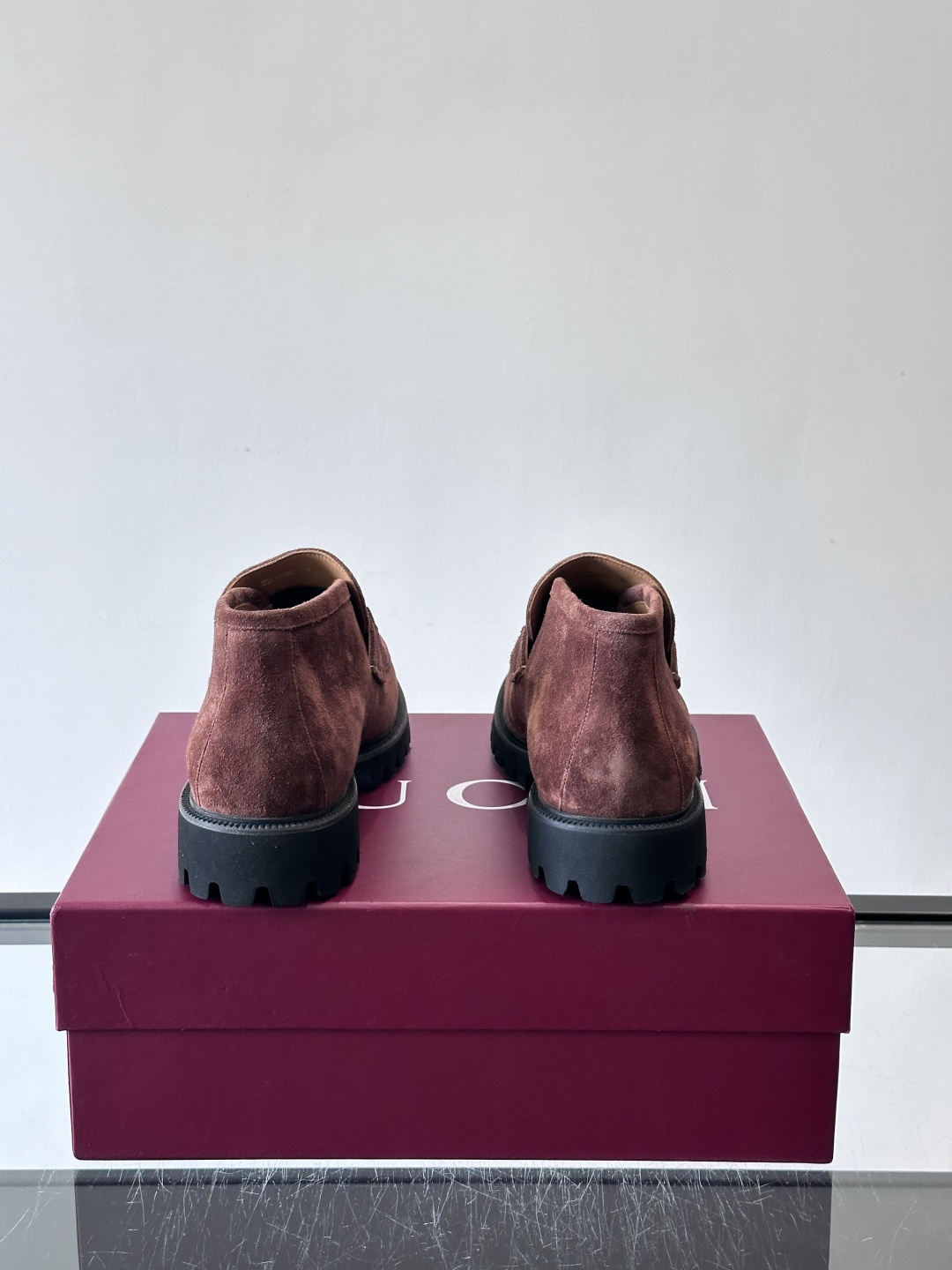 Gucc*乐福鞋选用优质牛🐮皮，鞋面光滑有质感，搭配金属环扣，复古又精致✨。厚底防滑设计，日常通勤或户外