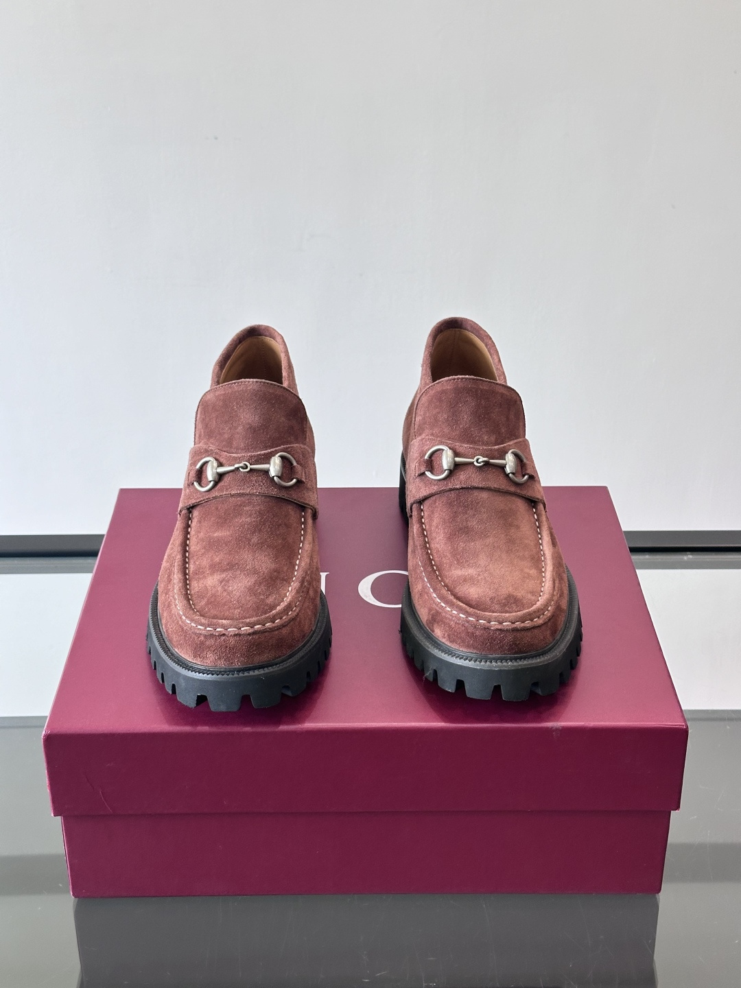 Gucc*乐福鞋选用优质牛🐮皮，鞋面光滑有质感，搭配金属环扣，复古又精致✨。厚底防滑设计，日常通勤或户外