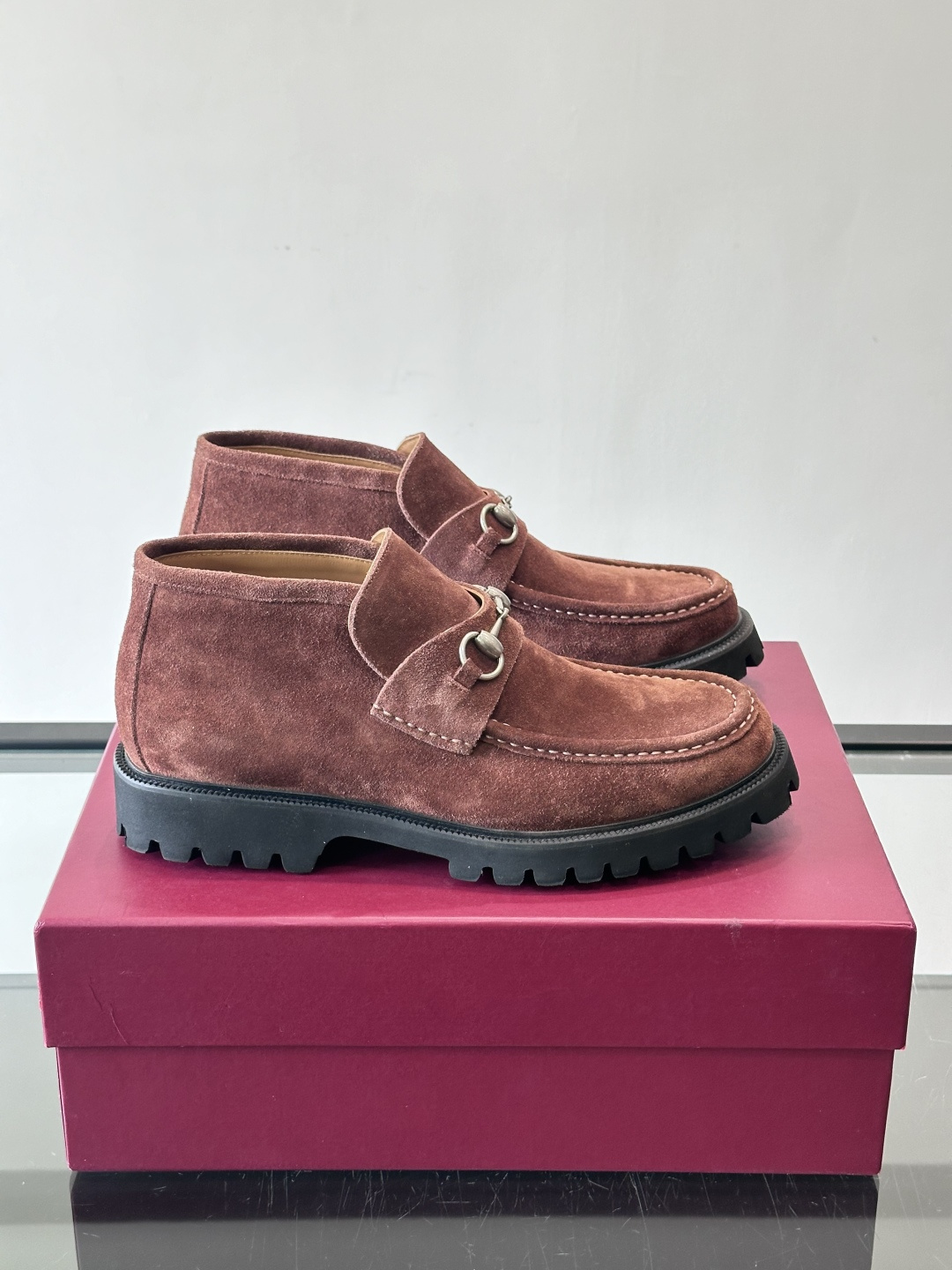 Gucc*乐福鞋选用优质牛🐮皮，鞋面光滑有质感，搭配金属环扣，复古又精致✨。厚底防滑设计，日常通勤或户外