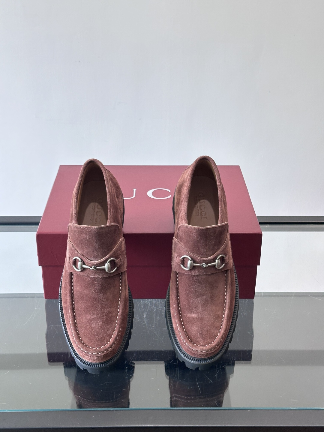 Gucc*乐福鞋选用优质牛🐮皮，鞋面光滑有质感，搭配金属环扣，复古又精致✨。厚底防滑设计，日常通勤或户外