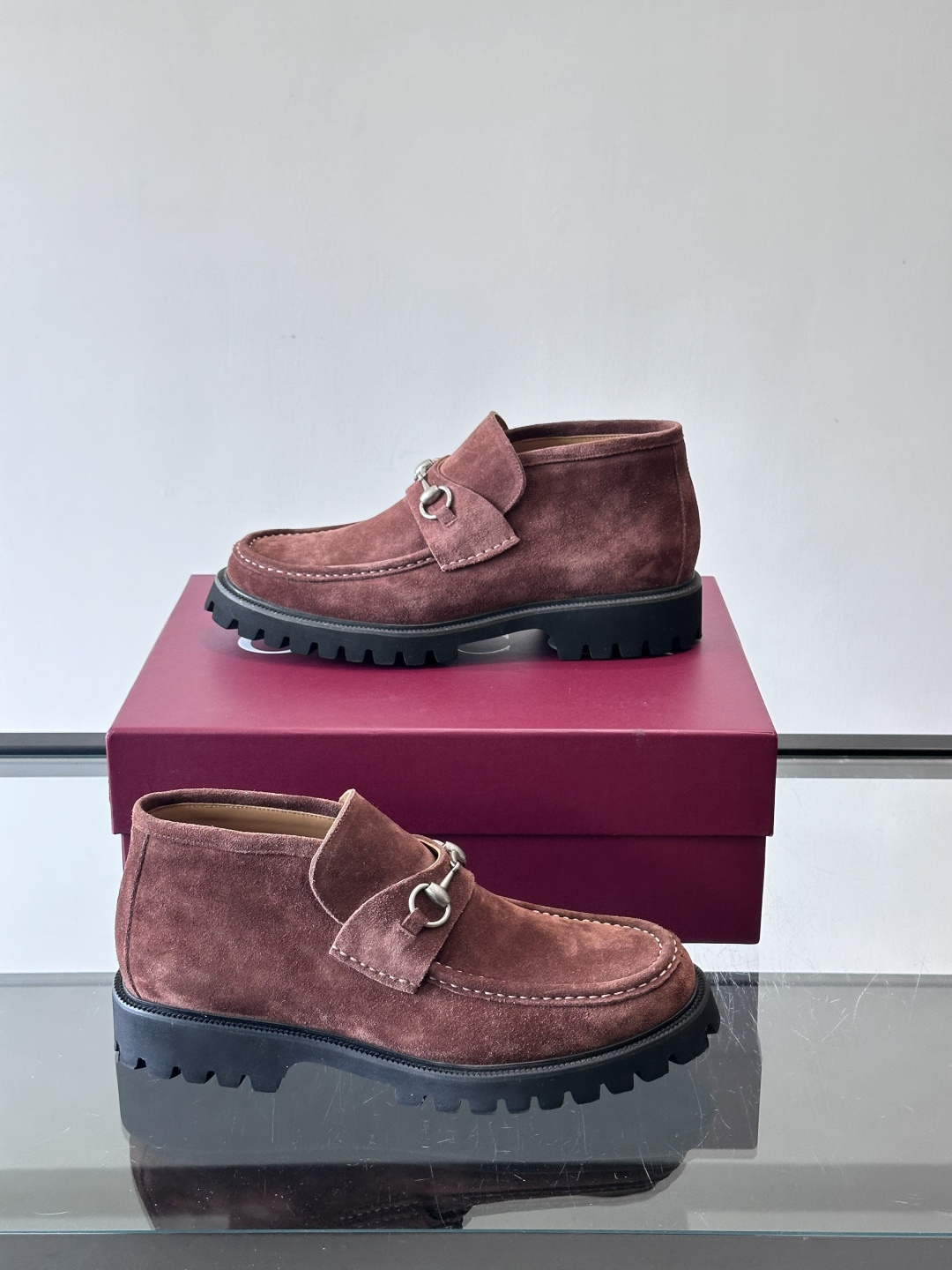 Gucc*乐福鞋选用优质牛🐮皮，鞋面光滑有质感，搭配金属环扣，复古又精致✨。厚底防滑设计，日常通勤或户外