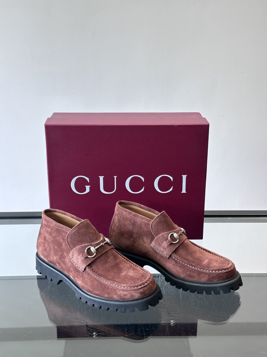Gucc*乐福鞋选用优质牛🐮皮，鞋面光滑有质感，搭配金属环扣，复古又精致✨。厚底防滑设计，日常通勤或户外