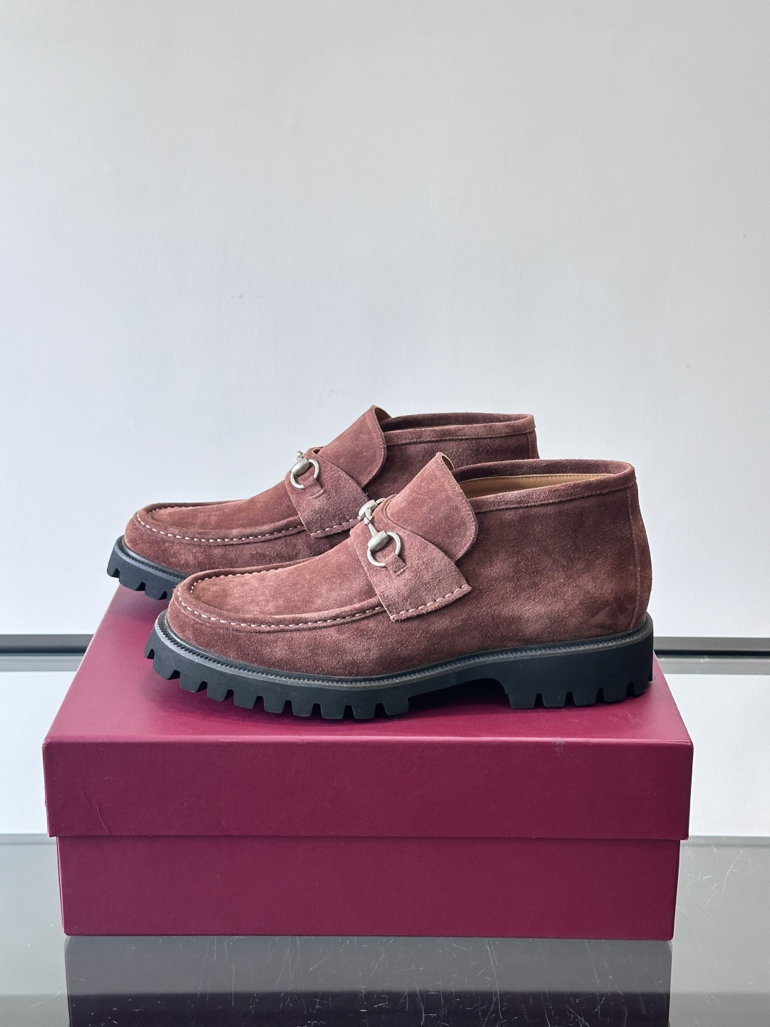 Gucc*乐福鞋选用优质牛🐮皮，鞋面光滑有质感，搭配金属环扣，复古又精致✨。厚底防滑设计，日常通勤或户外