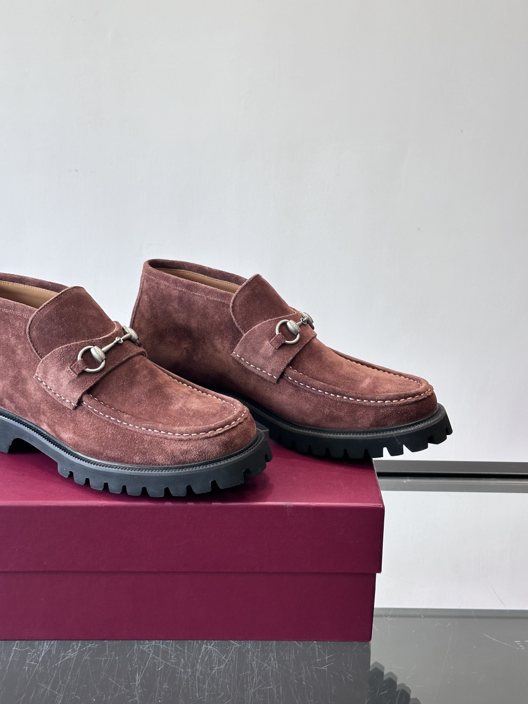 Gucc*乐福鞋选用优质牛🐮皮，鞋面光滑有质感，搭配金属环扣，复古又精致✨。厚底防滑设计，日常通勤或户外