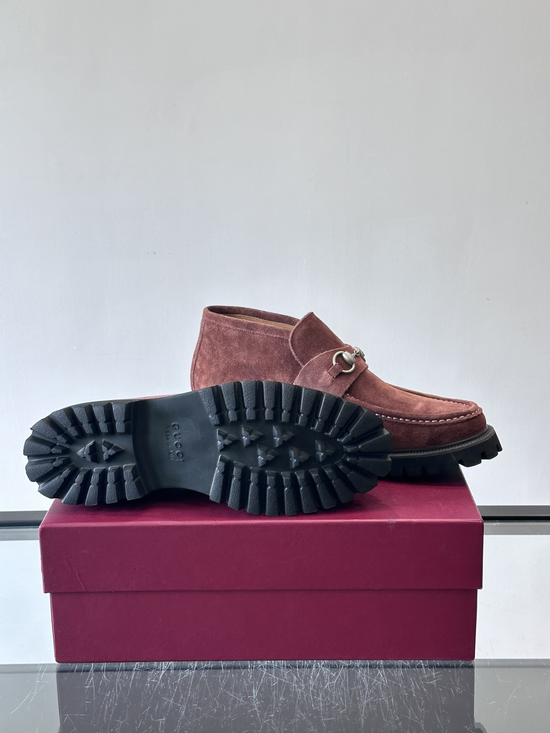 Gucc*乐福鞋选用优质牛🐮皮，鞋面光滑有质感，搭配金属环扣，复古又精致✨。厚底防滑设计，日常通勤或户外