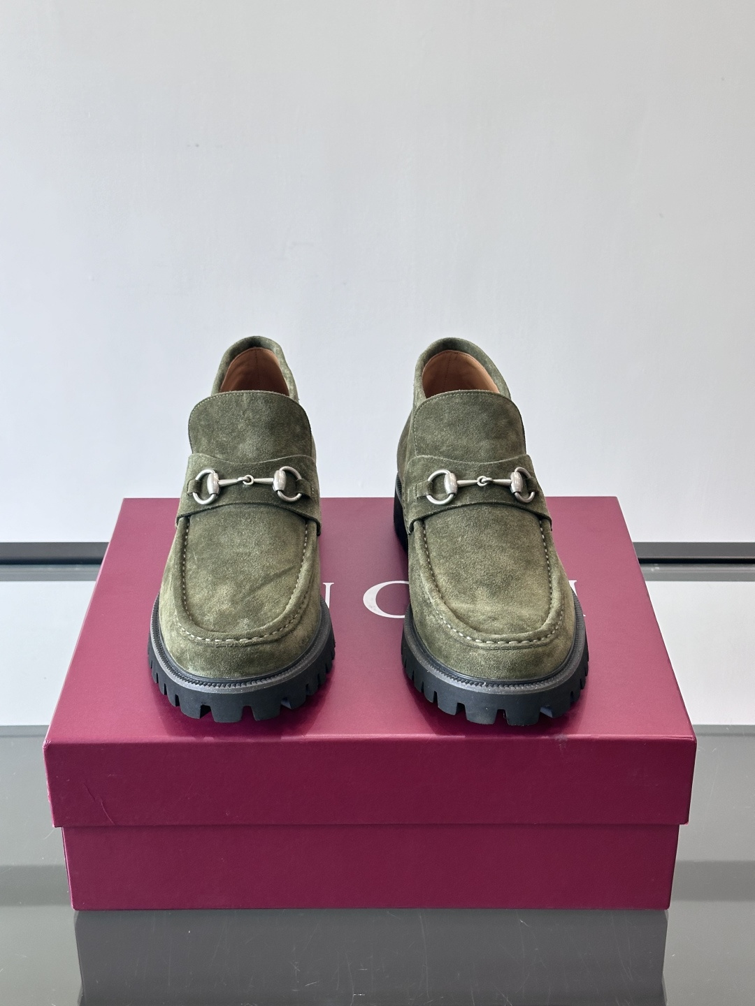 Gucc*乐福鞋选用优质牛🐮皮，鞋面光滑有质感，搭配金属环扣，复古又精致✨。厚底防滑设计，日常通勤或户外