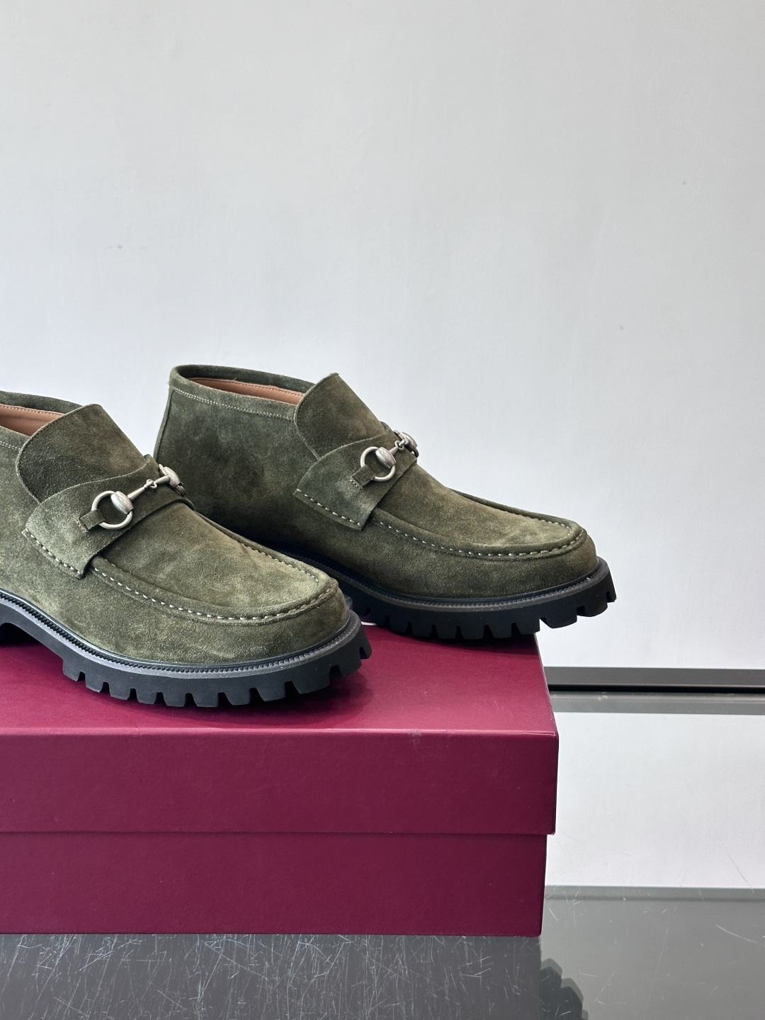 Gucc*乐福鞋选用优质牛🐮皮，鞋面光滑有质感，搭配金属环扣，复古又精致✨。厚底防滑设计，日常通勤或户外