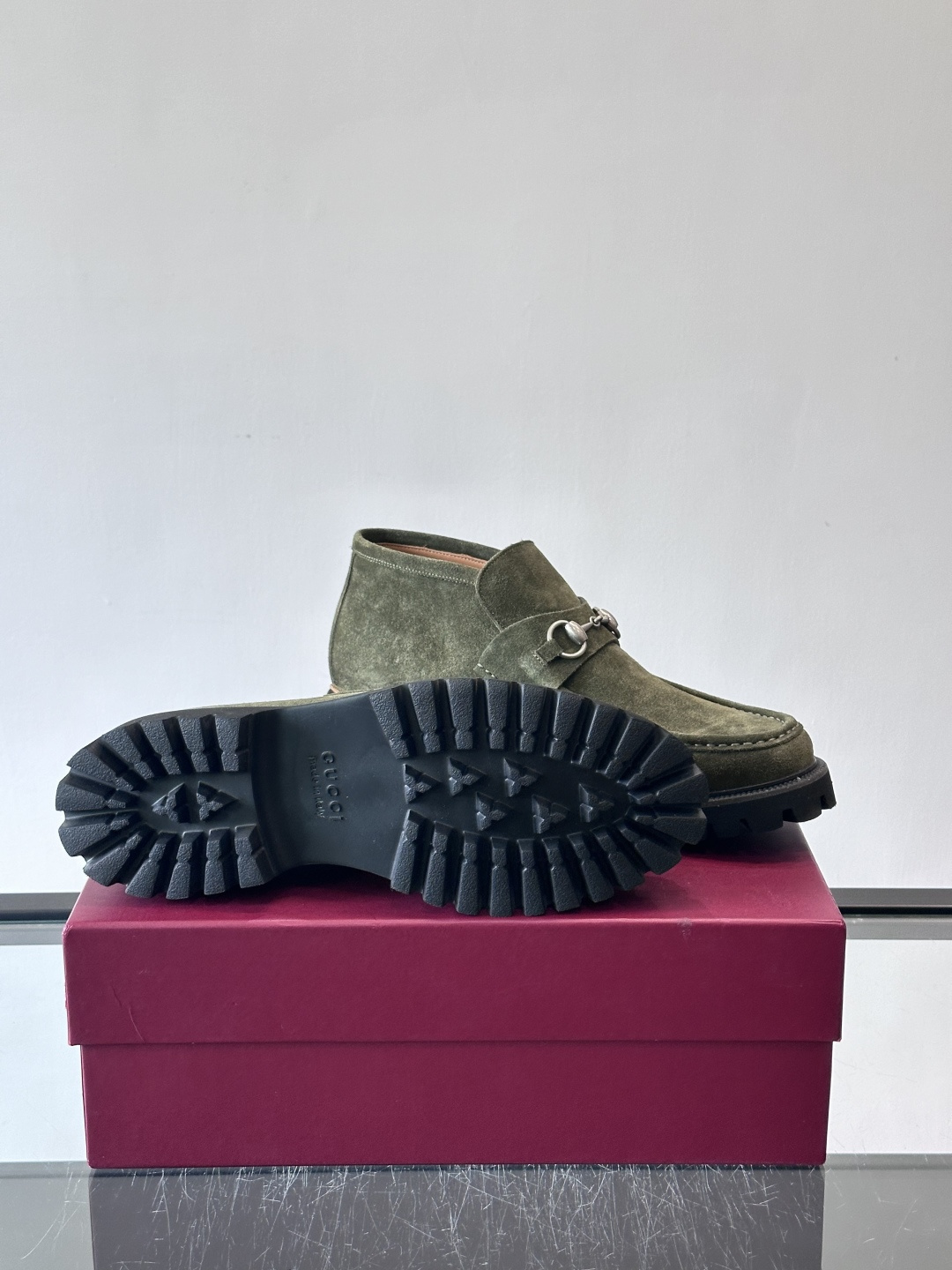 Gucc*乐福鞋选用优质牛🐮皮，鞋面光滑有质感，搭配金属环扣，复古又精致✨。厚底防滑设计，日常通勤或户外