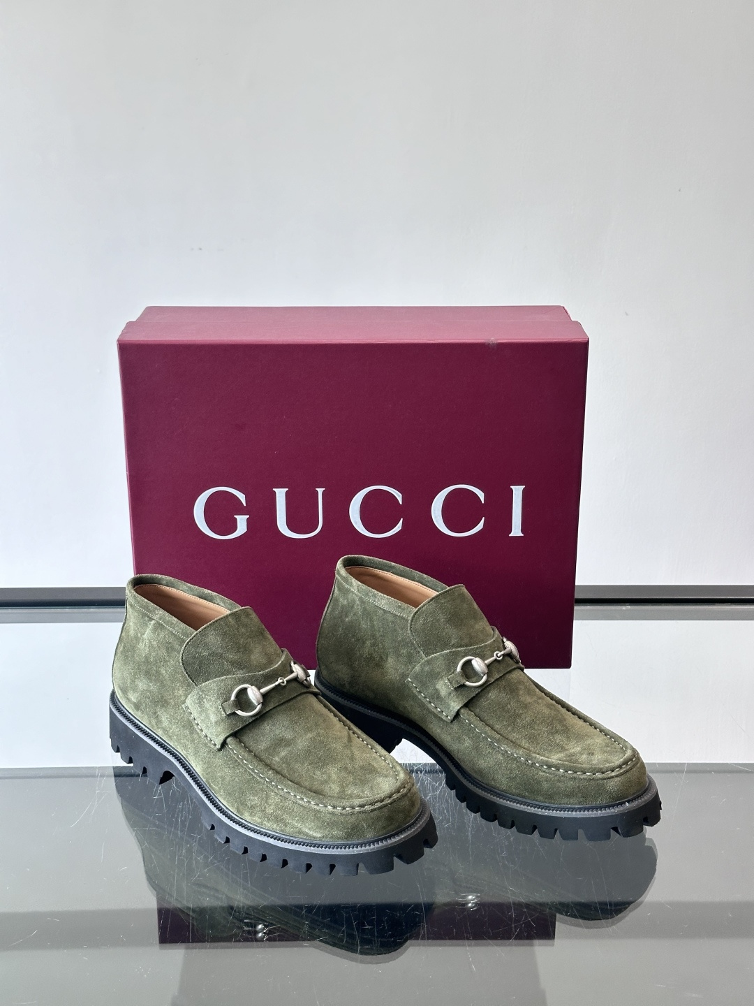 Gucc*乐福鞋选用优质牛🐮皮，鞋面光滑有质感，搭配金属环扣，复古又精致✨。厚底防滑设计，日常通勤或户外