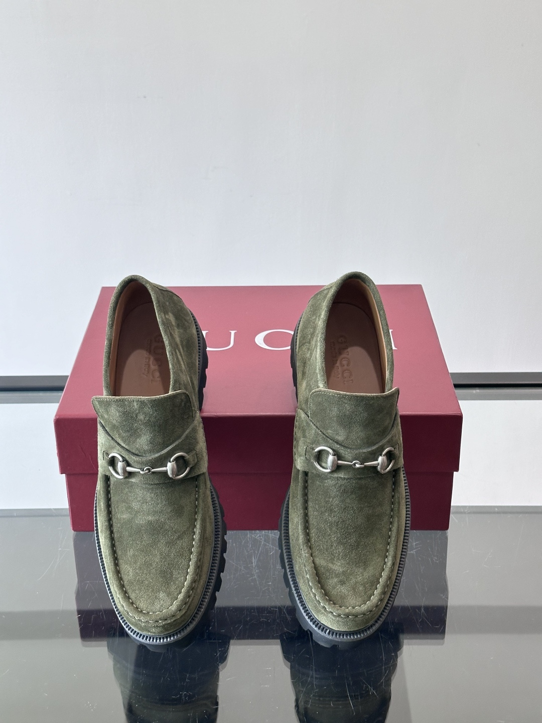 Gucc*乐福鞋选用优质牛🐮皮，鞋面光滑有质感，搭配金属环扣，复古又精致✨。厚底防滑设计，日常通勤或户外