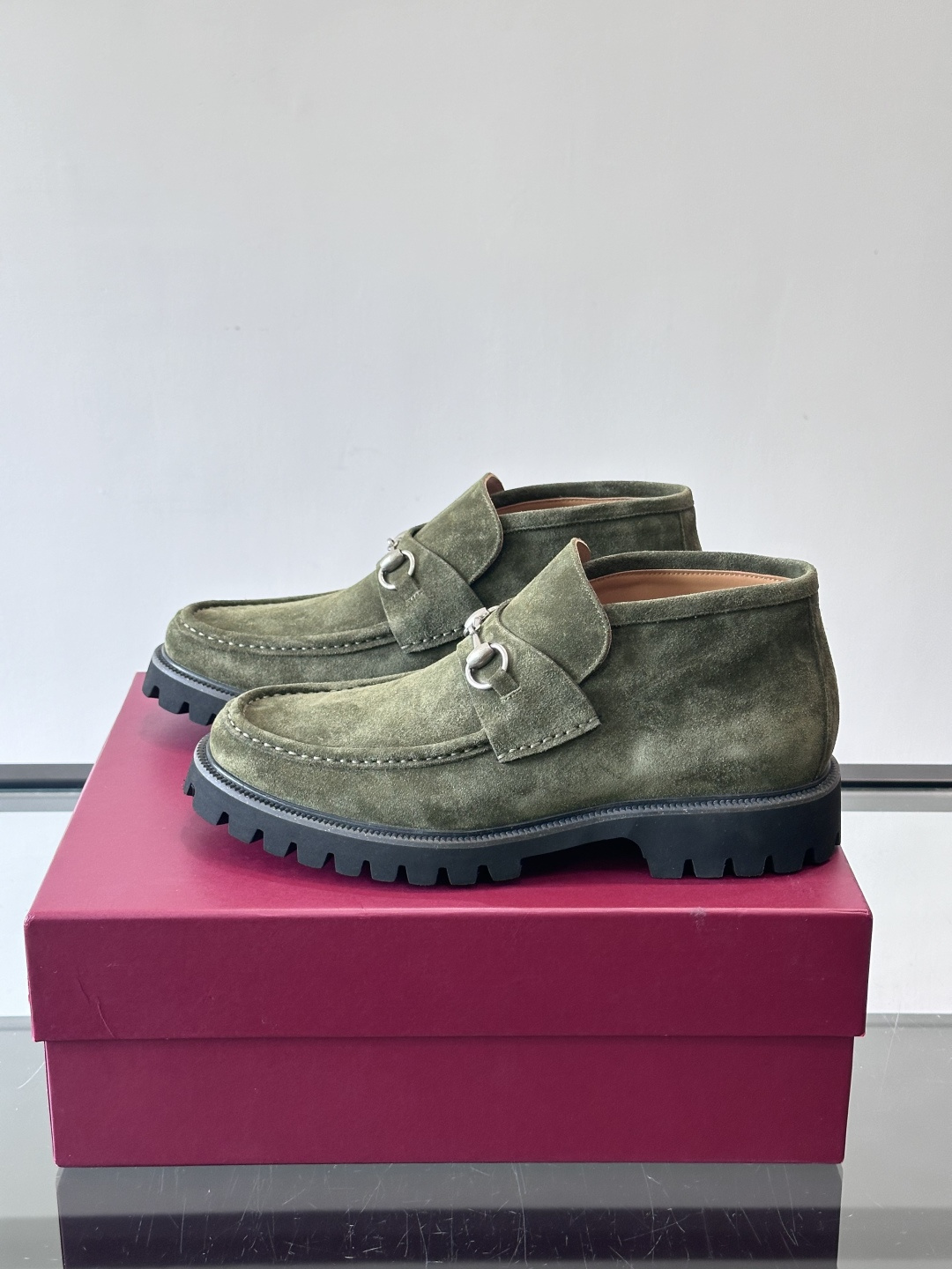 Gucc*乐福鞋选用优质牛🐮皮，鞋面光滑有质感，搭配金属环扣，复古又精致✨。厚底防滑设计，日常通勤或户外