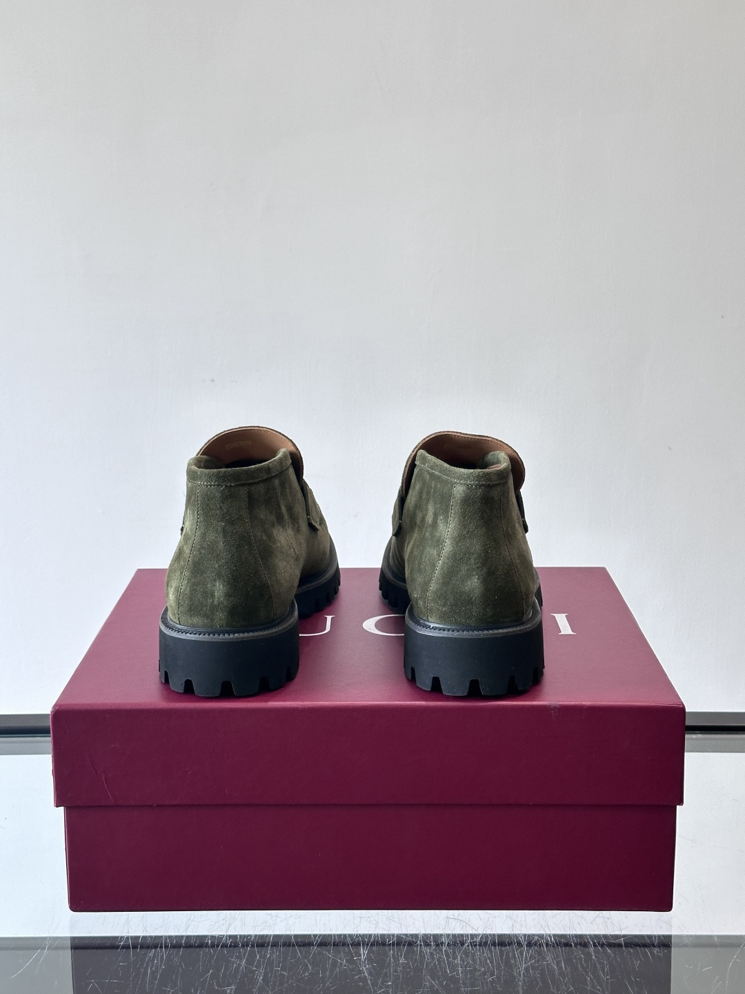 Gucc*乐福鞋选用优质牛🐮皮，鞋面光滑有质感，搭配金属环扣，复古又精致✨。厚底防滑设计，日常通勤或户外