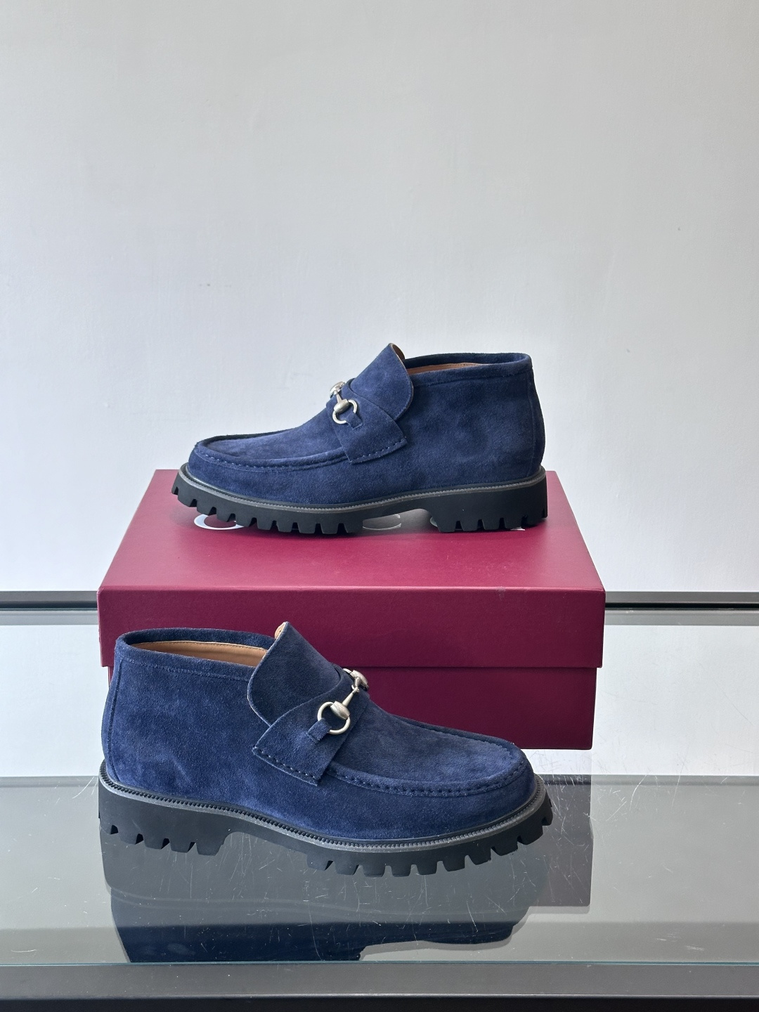 Gucc*乐福鞋选用优质牛🐮皮，鞋面光滑有质感，搭配金属环扣，复古又精致✨。厚底防滑设计，日常通勤或户外